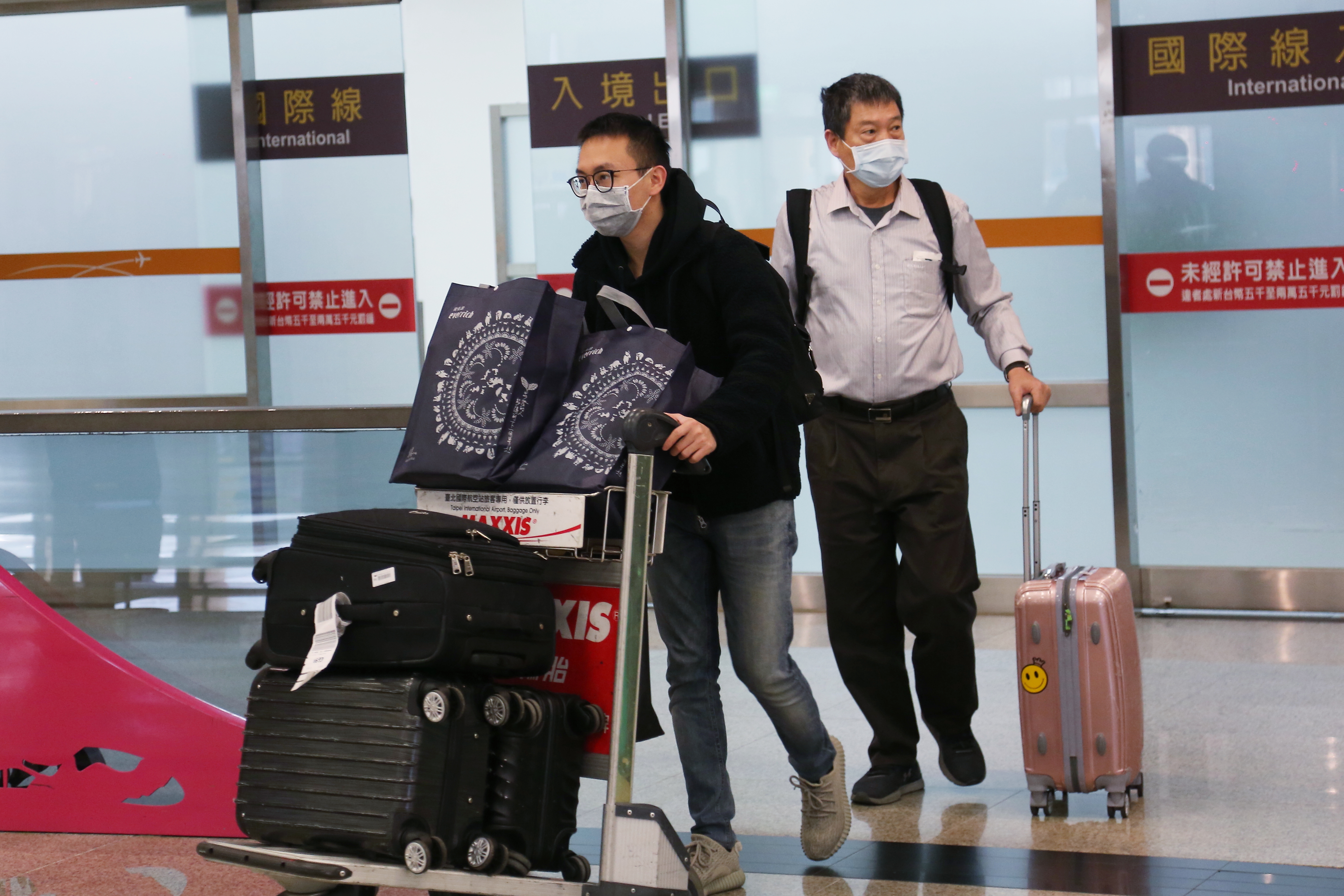 境外生鬆綁政策排除陸生，陸委會說明原因。圖中旅客非當事人。