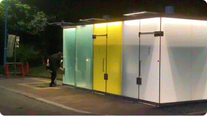 廁所在有人上鎖的狀況下時,就會從透明轉為霧狀,讓外界人士無法窺見廁所樣貌。(翻攝yukio推特)