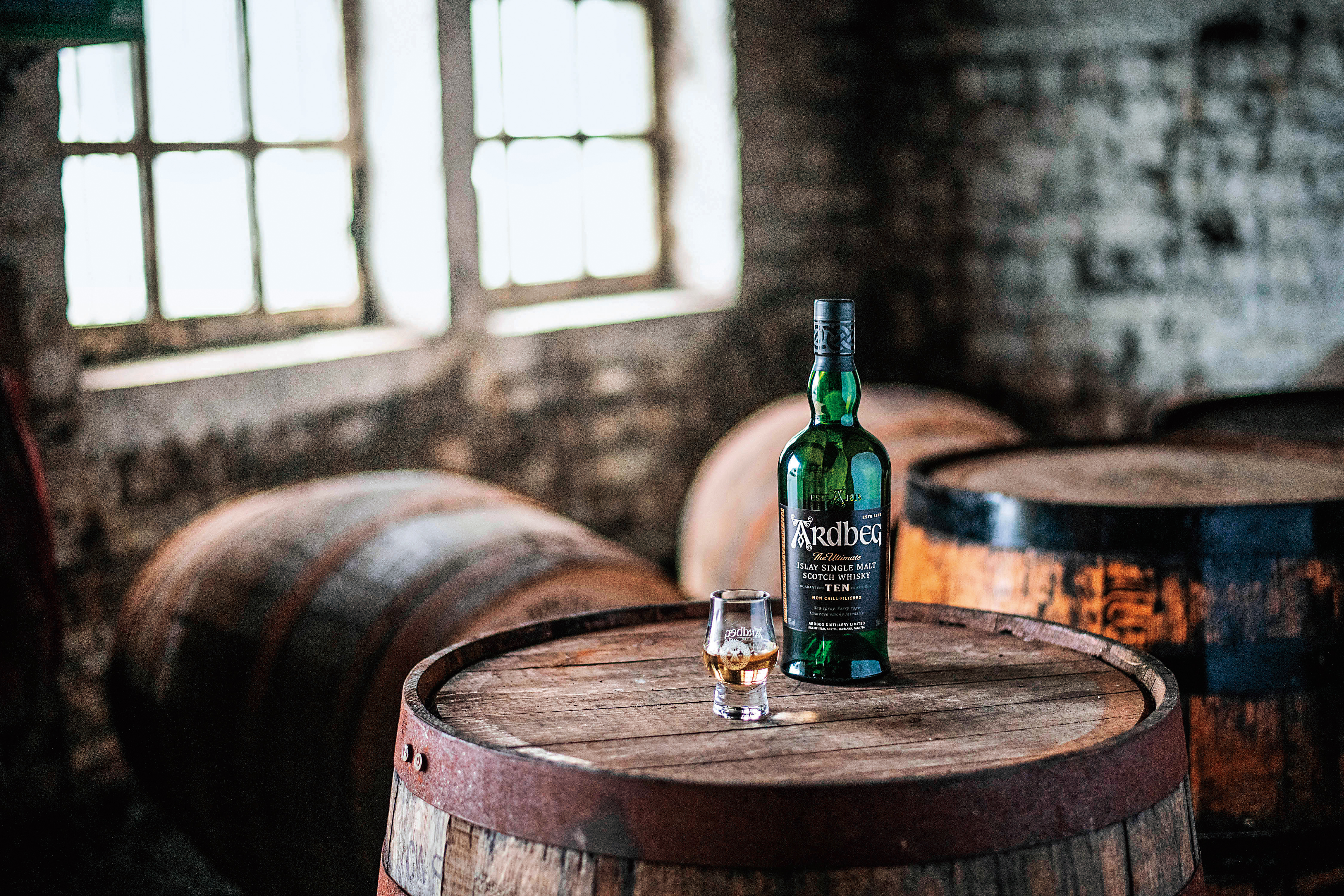 「泥煤怪獸」雅柏最經典的10年酒款，在「煙燻泥煤」的嗅覺跟味覺表現上，鮮味和木質調都相當明顯，反而炭燒味的呈現比較暗示性。