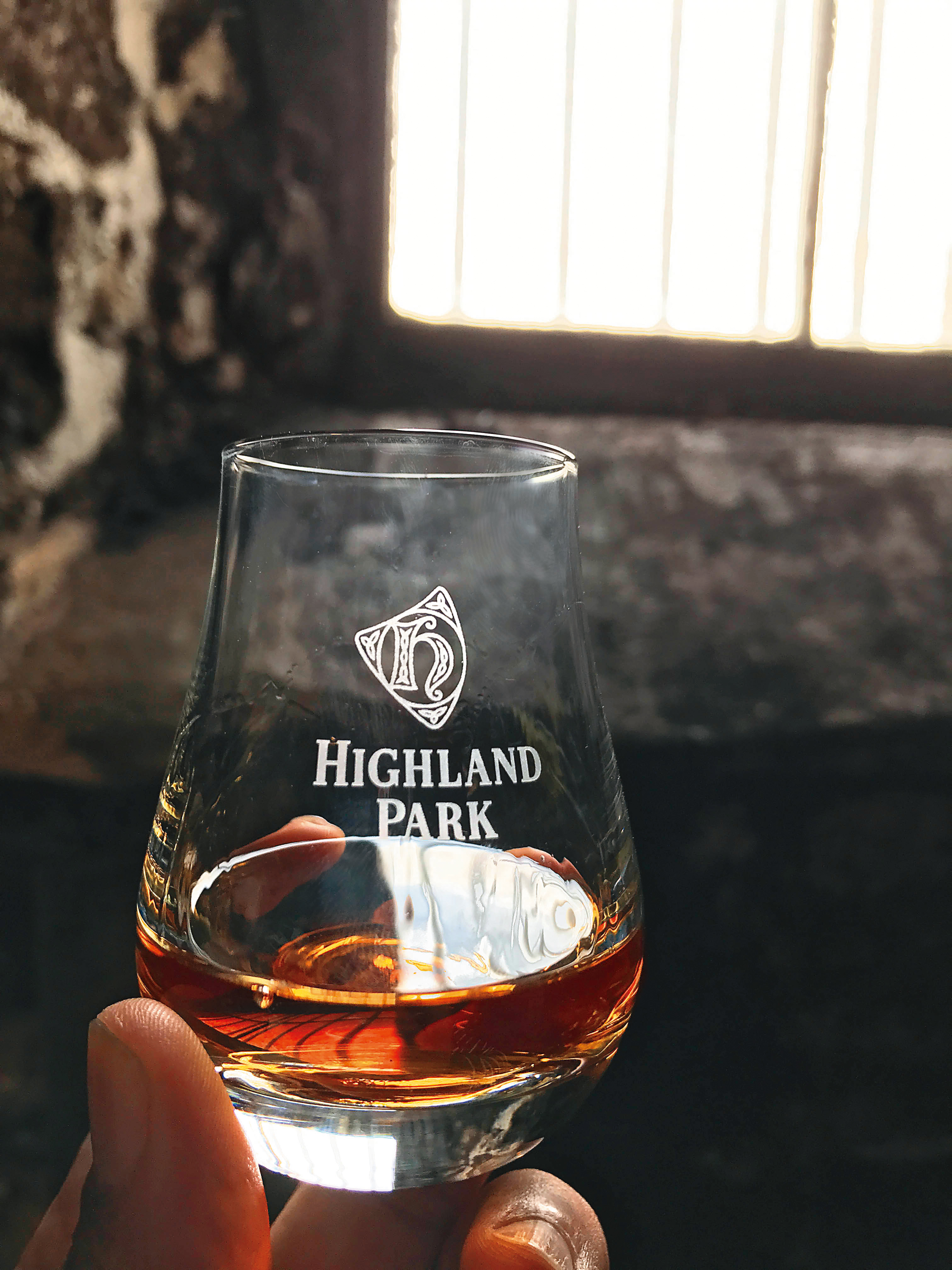 奧克尼島高原騎士（HIGHLAND PARK）酒廠，是蘇格蘭緯度最高的酒廠，泥煤威士忌喝起來跟艾雷島頗具差異。