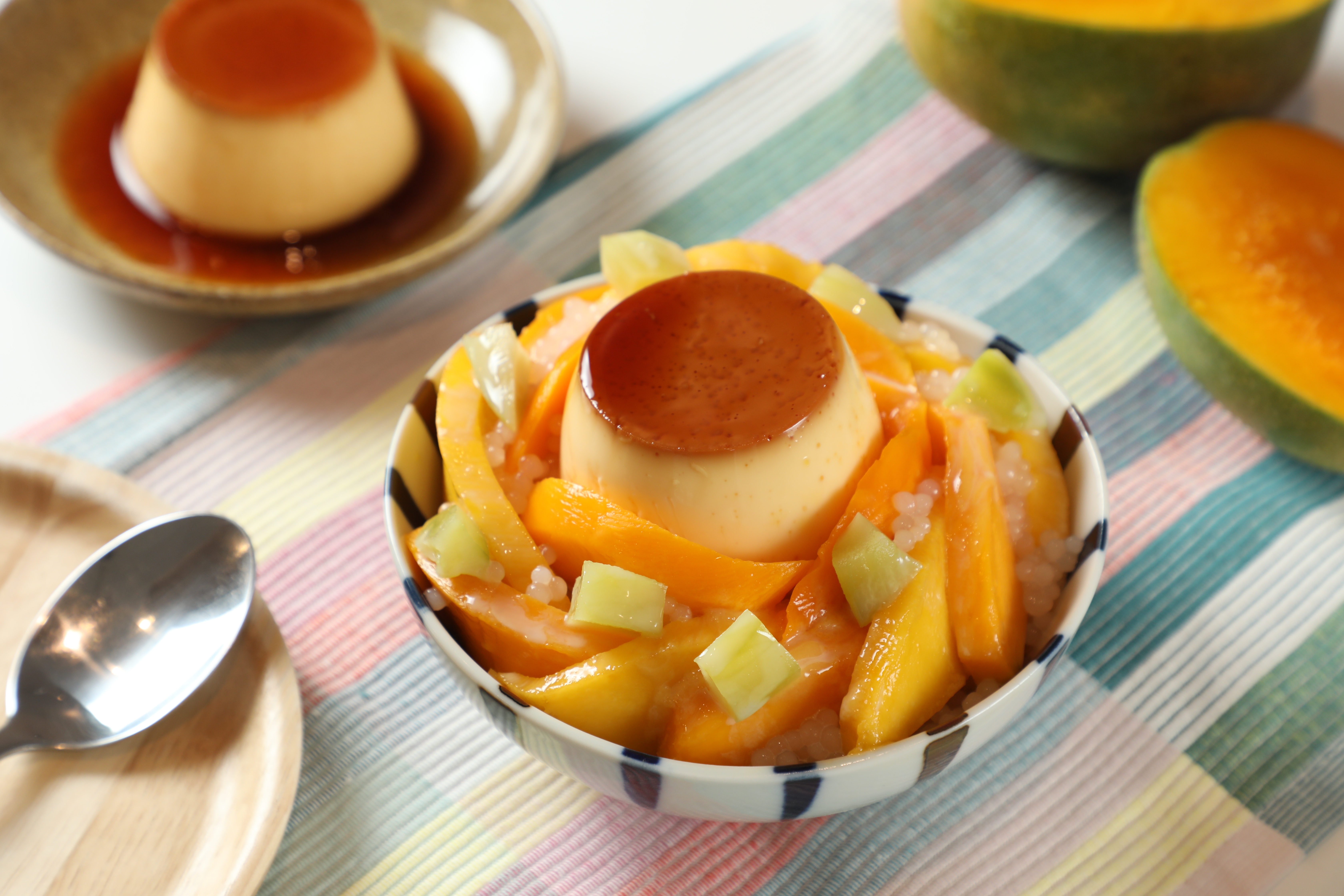 「芒果牛奶布丁冰」把愛文、玉文芒果鋪成花瓣，蓋上自製傳統手工布丁，撒上台南玉井老字號芒果乾「連環泡有芒果」的情人果乾，誠意十足。（80元／小份）