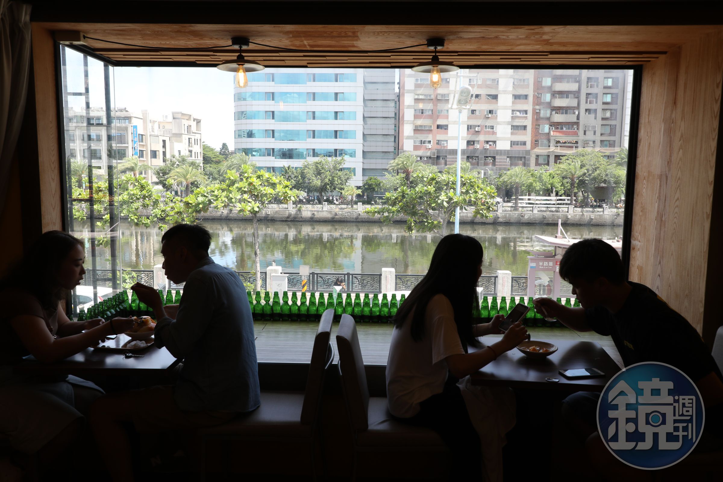 店座落在安平運河旁，享有河岸景觀優勢。