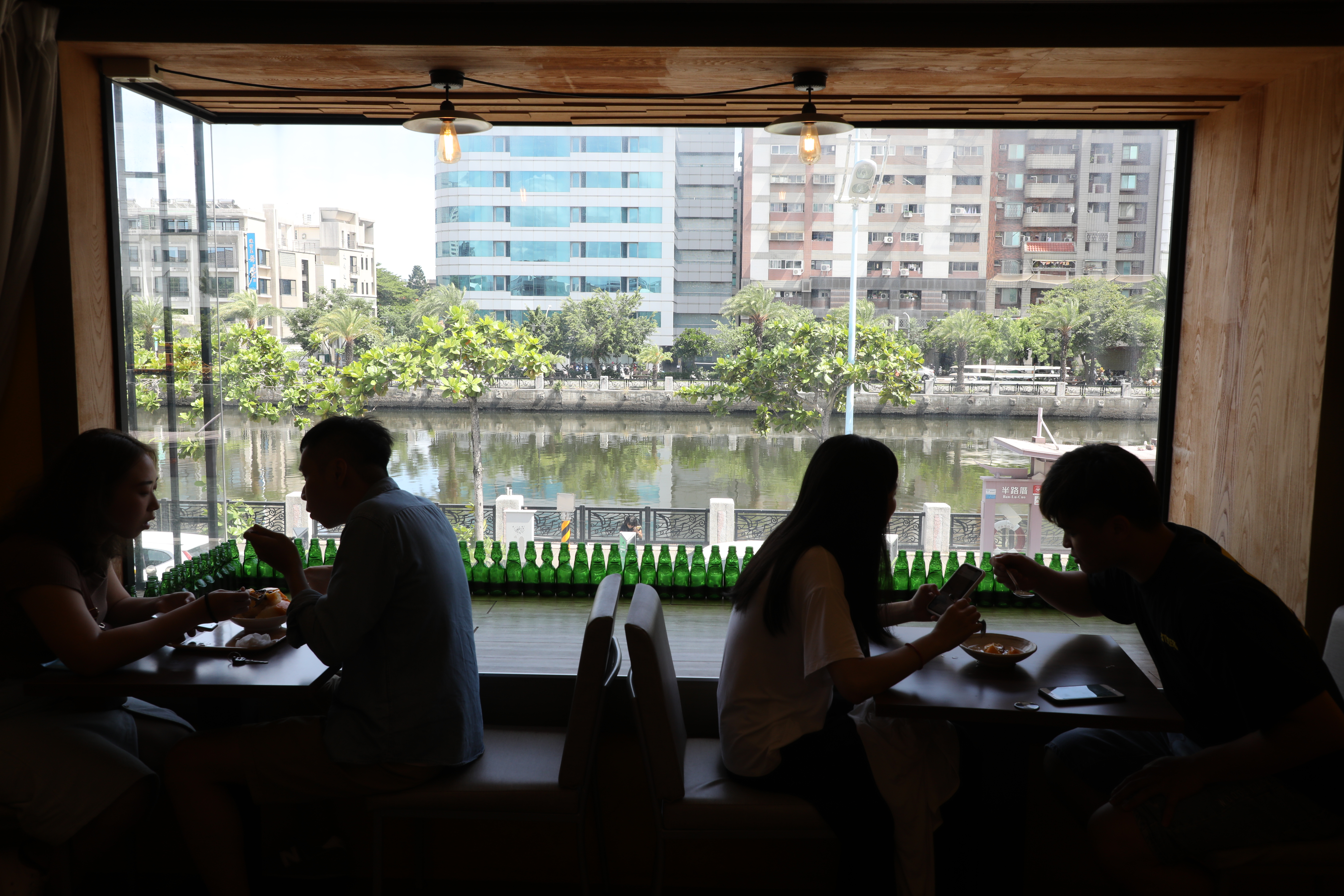 店座落在安平運河旁，享有河岸景觀優勢。