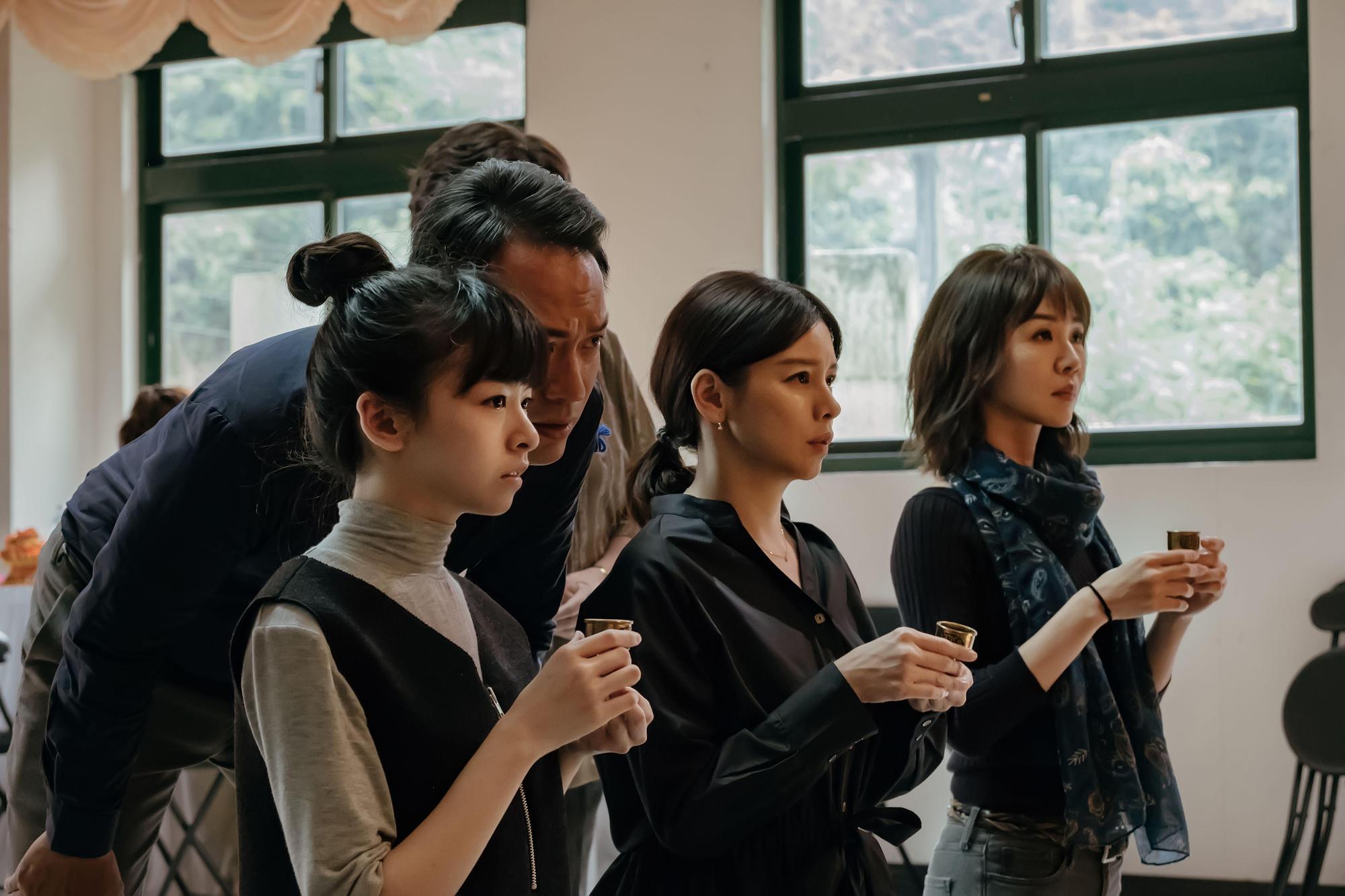 《孤味》有金馬影后謝盈萱(右一)及在演戲上非常拚搏的徐若瑄(右二)主演,而電影也著墨在女性角色的心境。(威視提供)