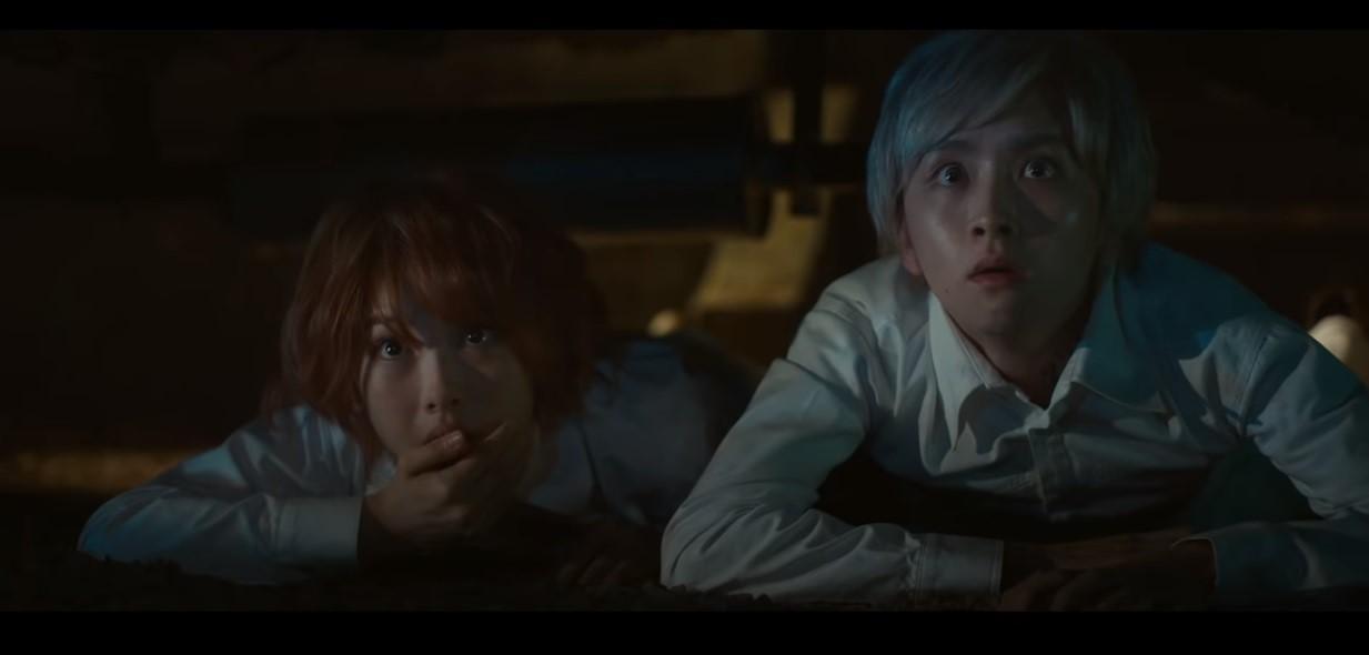 濱邊美波、板垣李光人飾演孤兒院孩子艾瑪、諾曼。（翻攝YouTube頻道「東宝MOVIEチャンネル」）