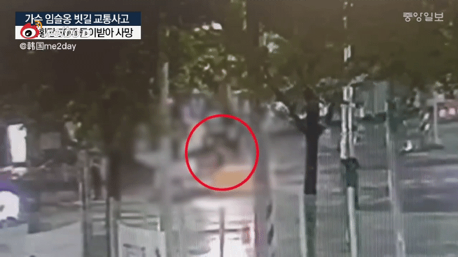 瑟雍駕駛的白色SUV衝向撐傘男子。（翻攝自韓媒中央日報）