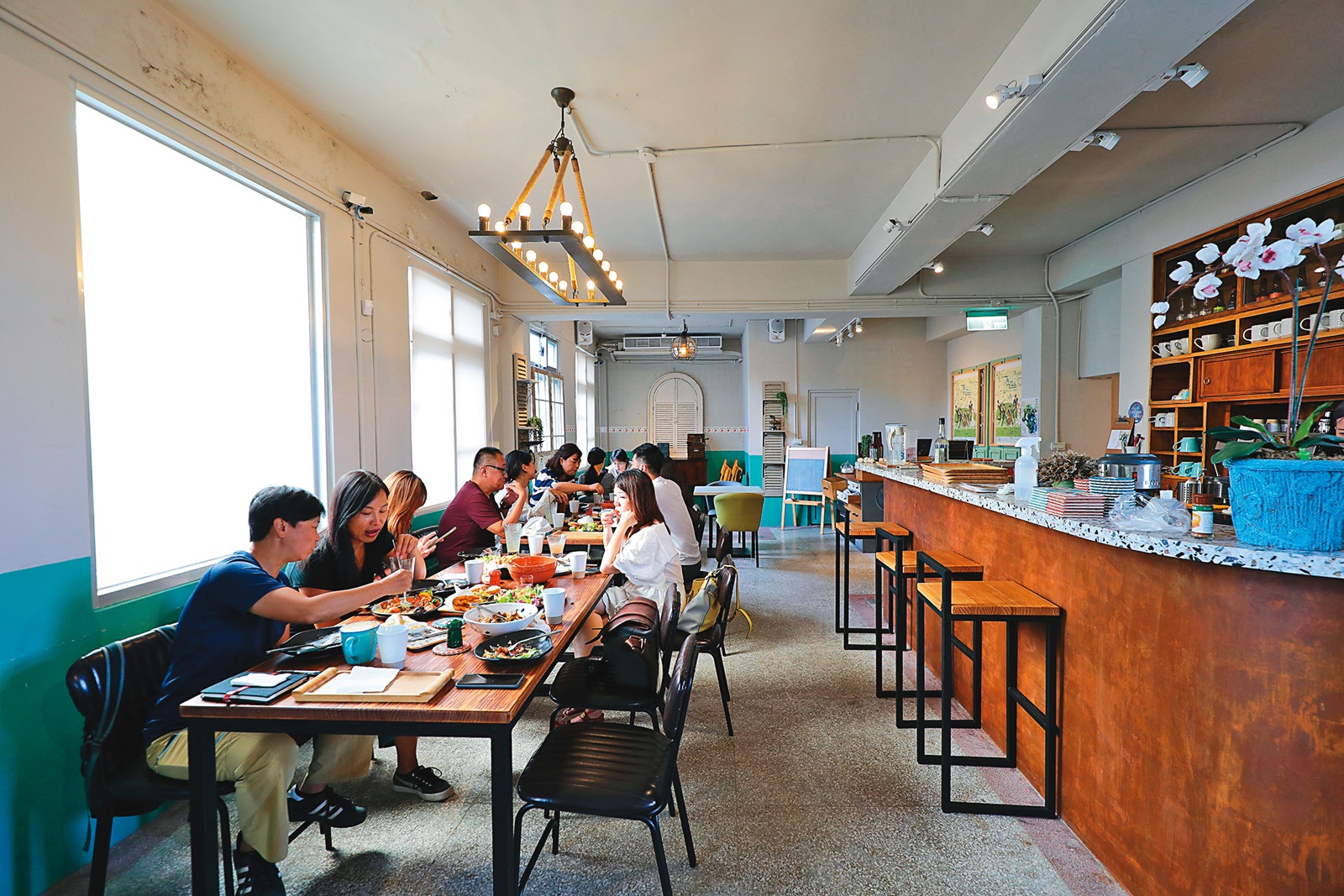 2樓用餐空間寬廣，仍能看出老屋格局。