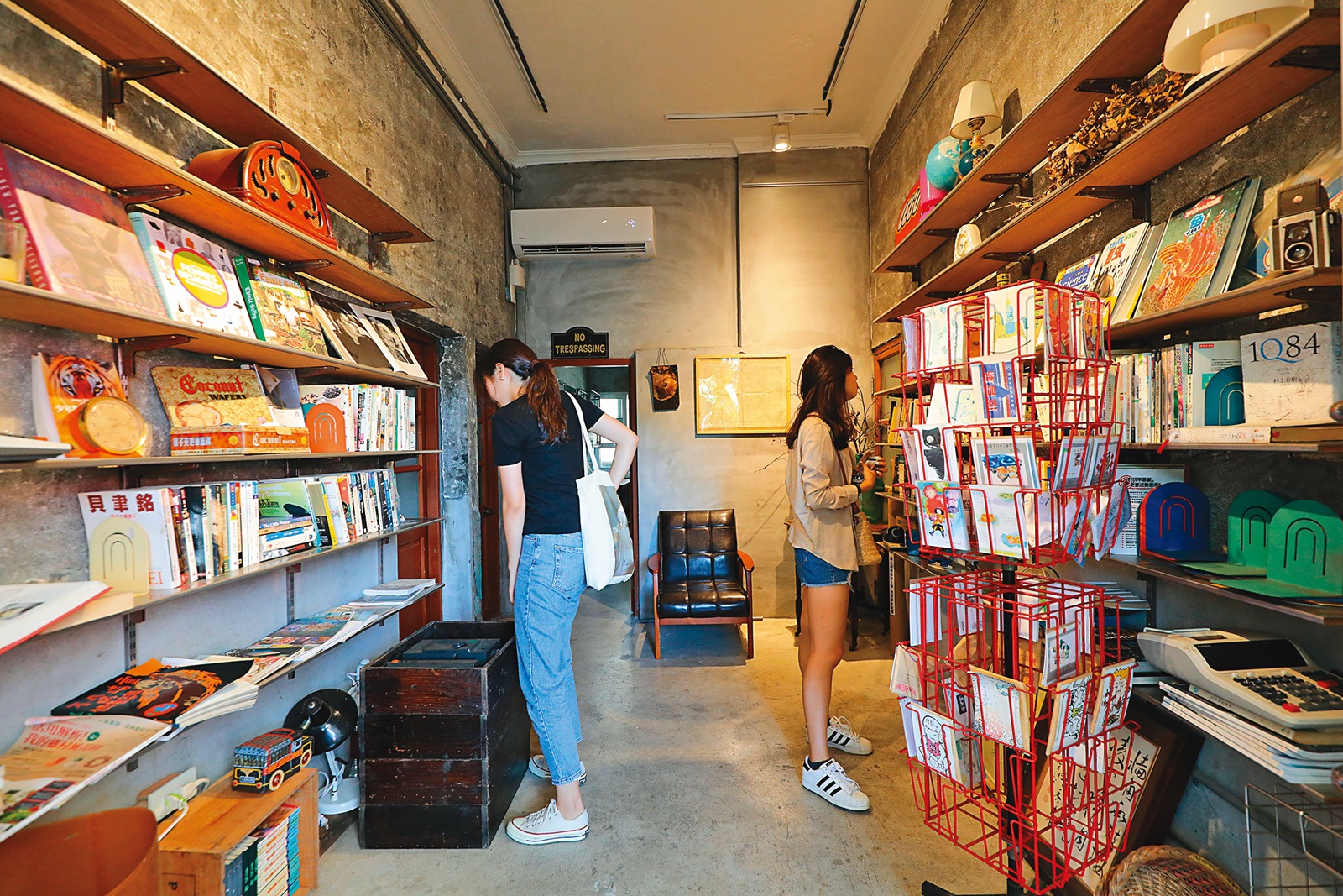 24小時開放的書店，入夜後去選本書，看完請記得歸還。