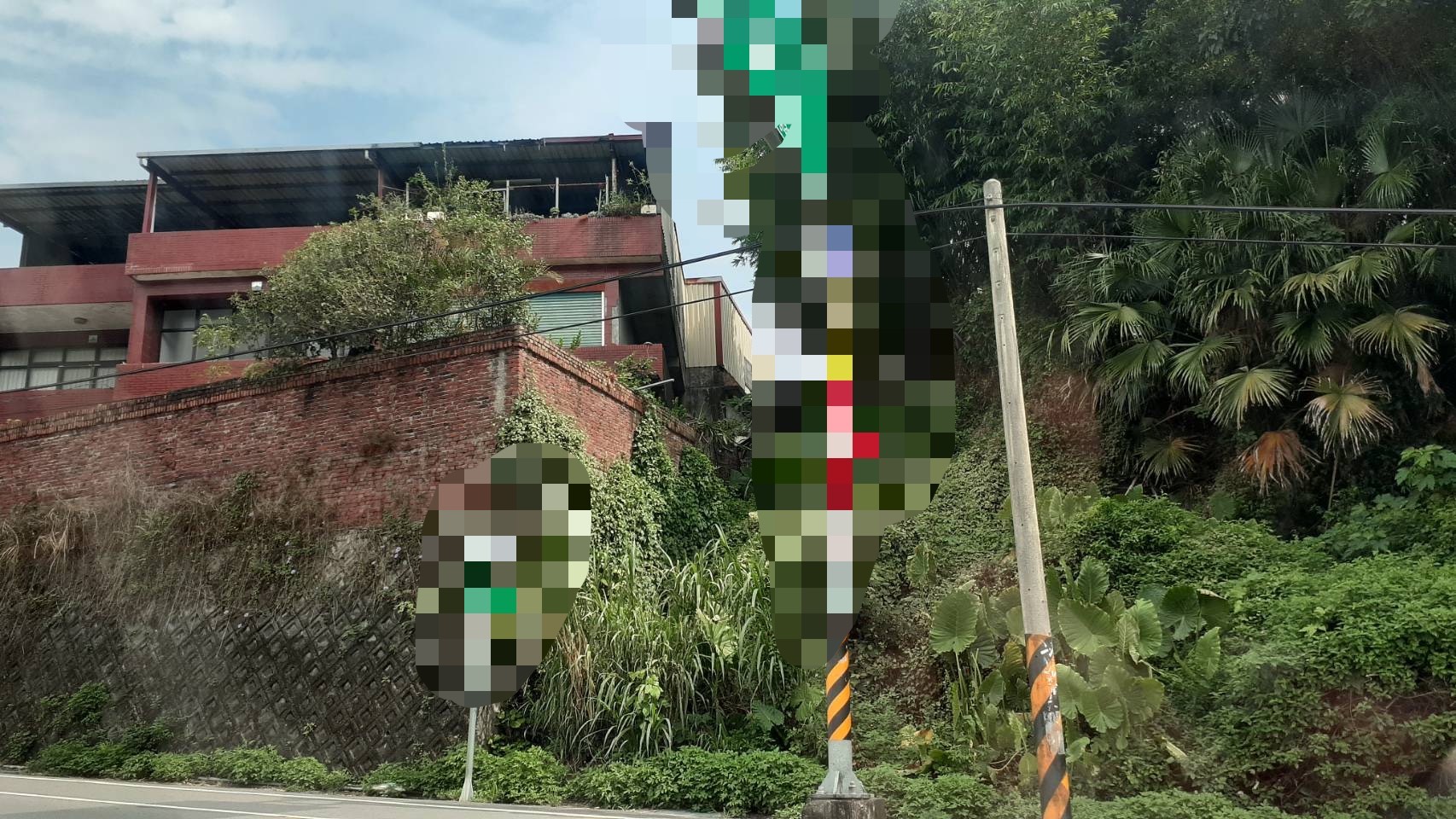 桃園市一名C姓地霸因不滿土地重測結果，以死相逼侵佔鄰地近20年。（讀者提供）