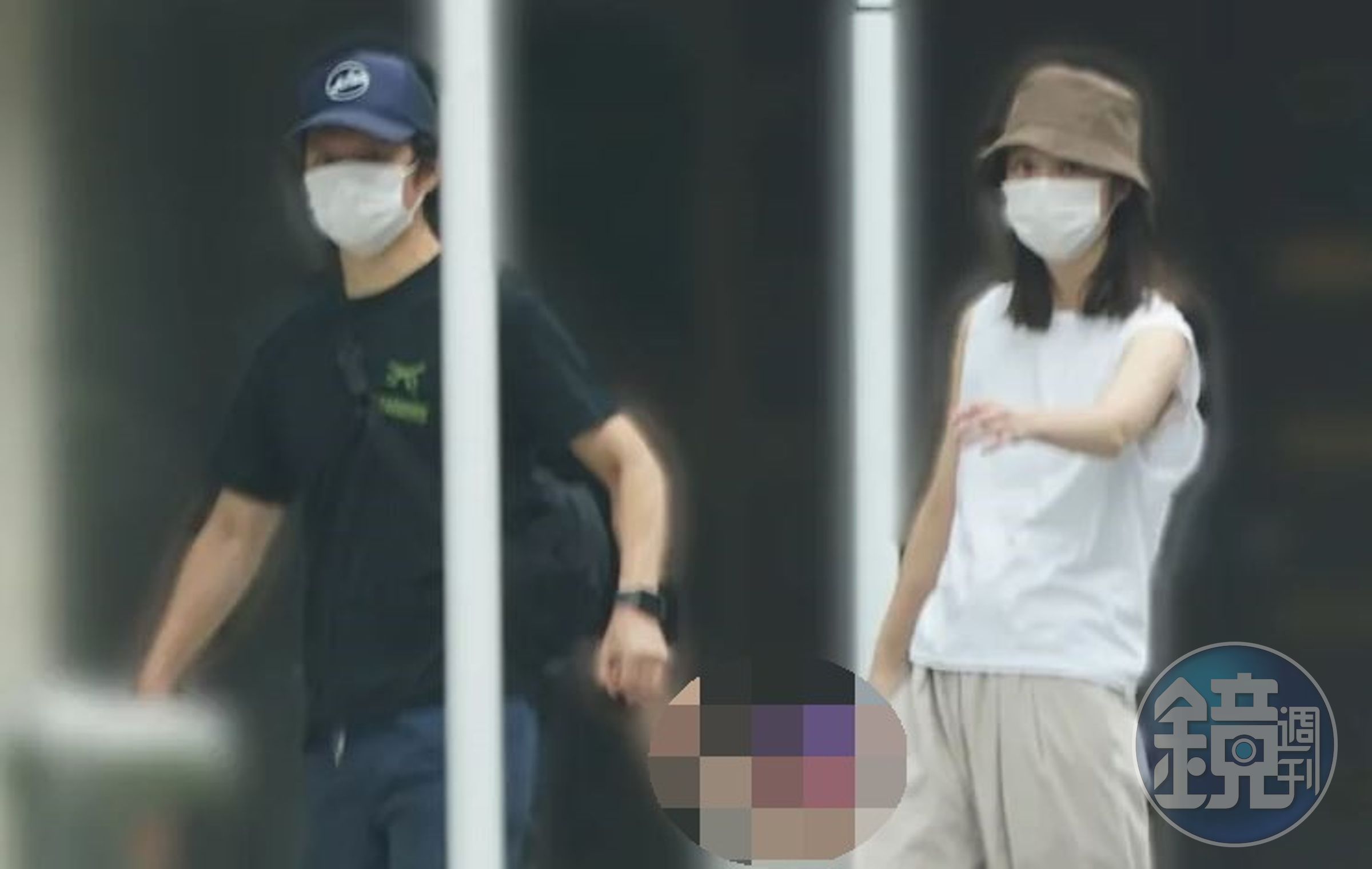 根據日媒跟拍，捕捉到佐佐木希一家散步的畫面。（翻攝女性セブン）