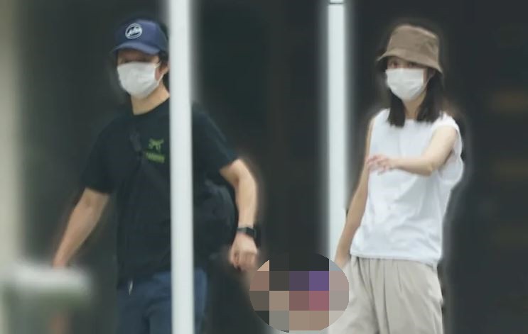 根據日媒跟拍，捕捉到佐佐木希一家散步的畫面。（翻攝女性セブン）