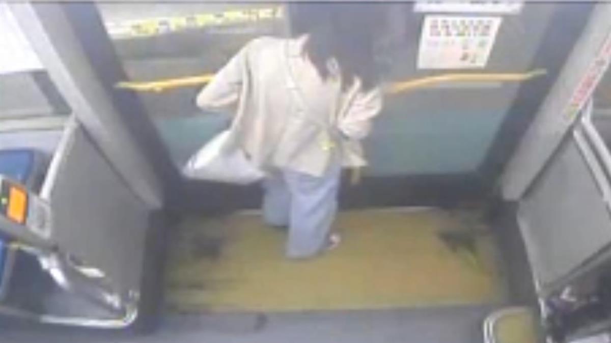 女大學生搭公車回家，下車時遭車門夾頭跟老師討拍，引發關注。（翻攝自畫面）