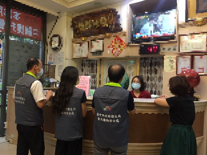 張宏年全家4口鉛中毒，疑似服用該中醫診所中藥粉所致，案發之後，派員到衛生局到中醫診稽查。（讀者提供）