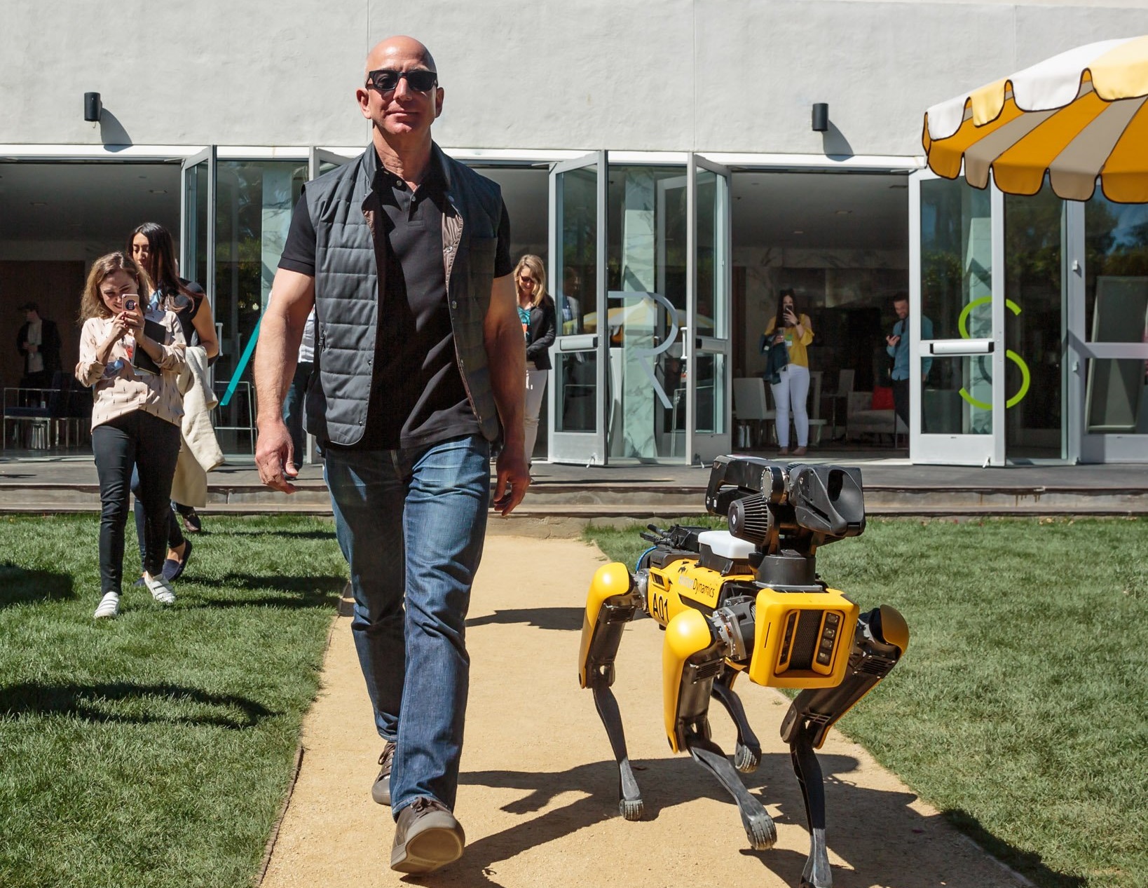 貝佐斯每年都會賣掉10億美元的股票，用於挹注太空探索公司「藍色起源」。圖為貝佐斯於2018年參加火星會議遛機器狗的畫面。（翻攝自Jeff Bezos推特）