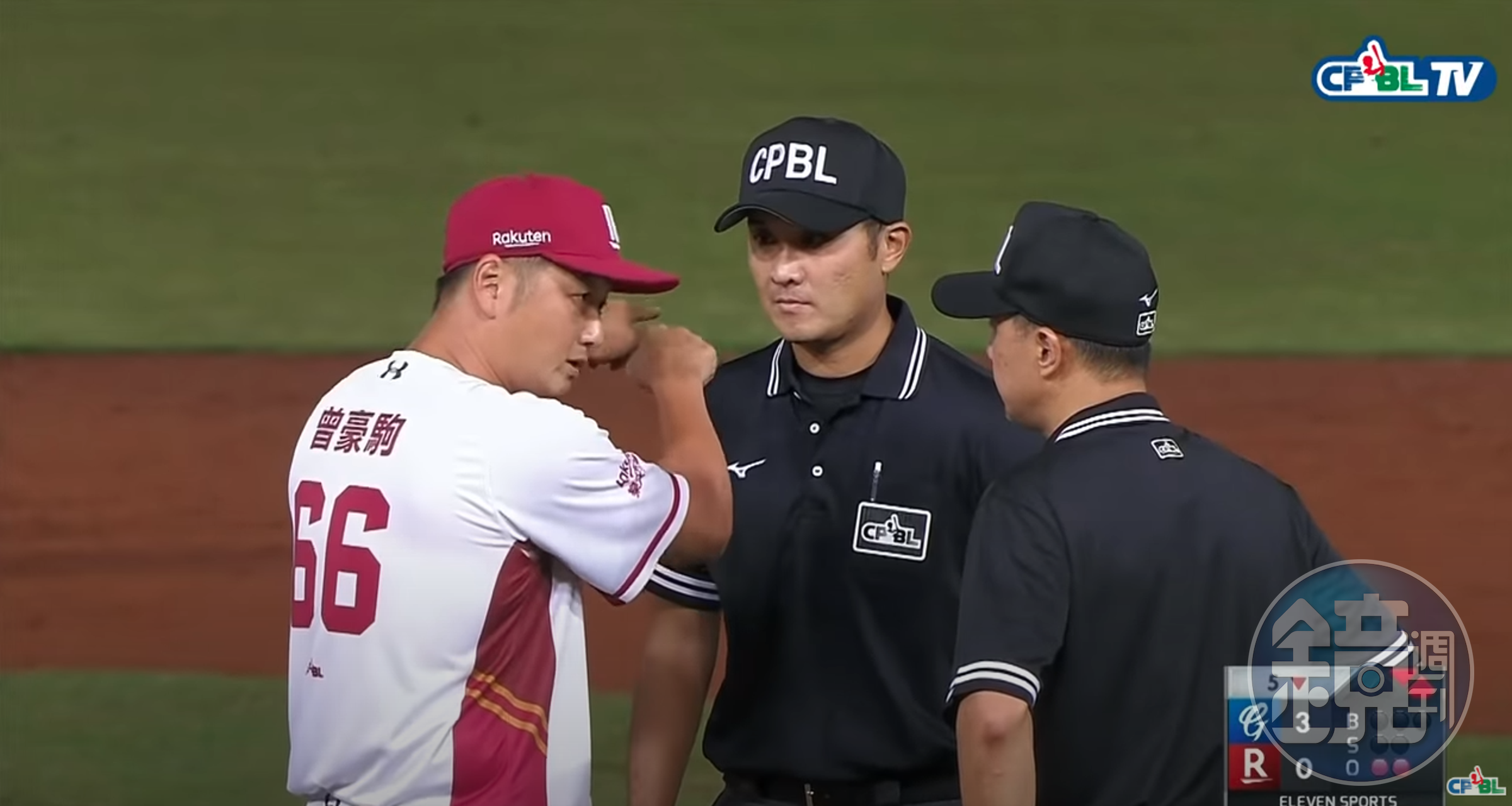 猿隊總教練曾豪駒因不滿判決進場抗議（翻攝自中華職棒CPBL YouTube頻道）
