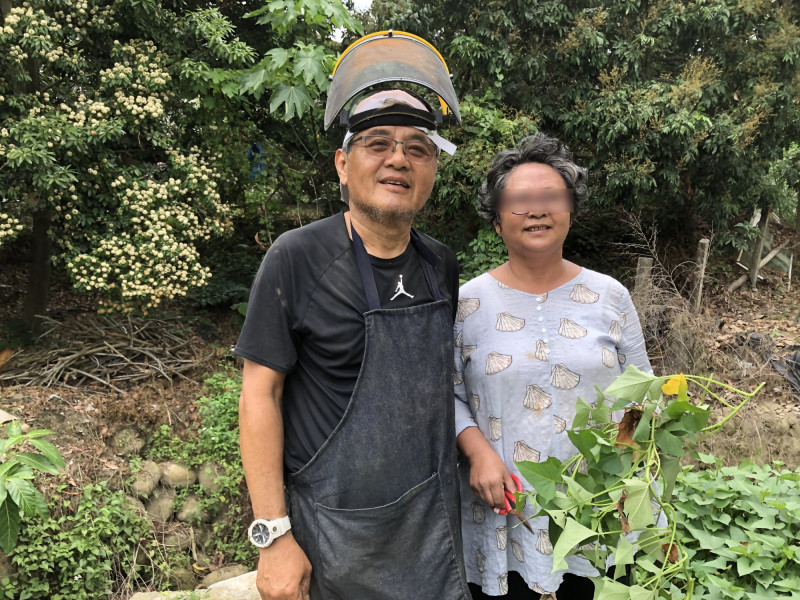 陳明振陪妻子種菜,每天清晨煎藥給妻子喝,卻讓妻子鉛中毒,他無奈的說:「又要抗癌,又要解毒,情何以堪」。(讀者提供)