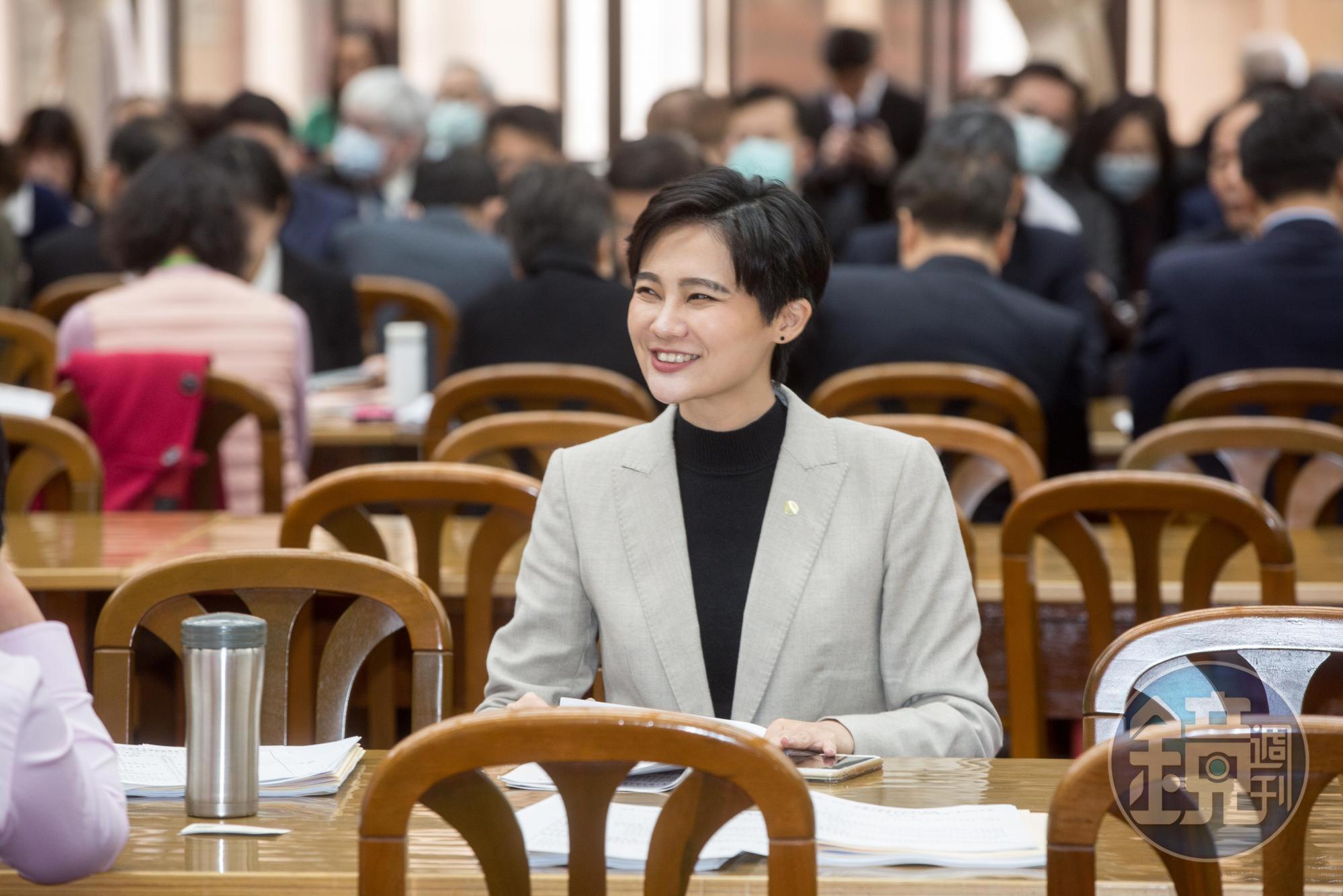 民進黨立委賴品妤在臉書上發表對於時代力量的評論，卻遭網友酸念大學進修部、政二代。