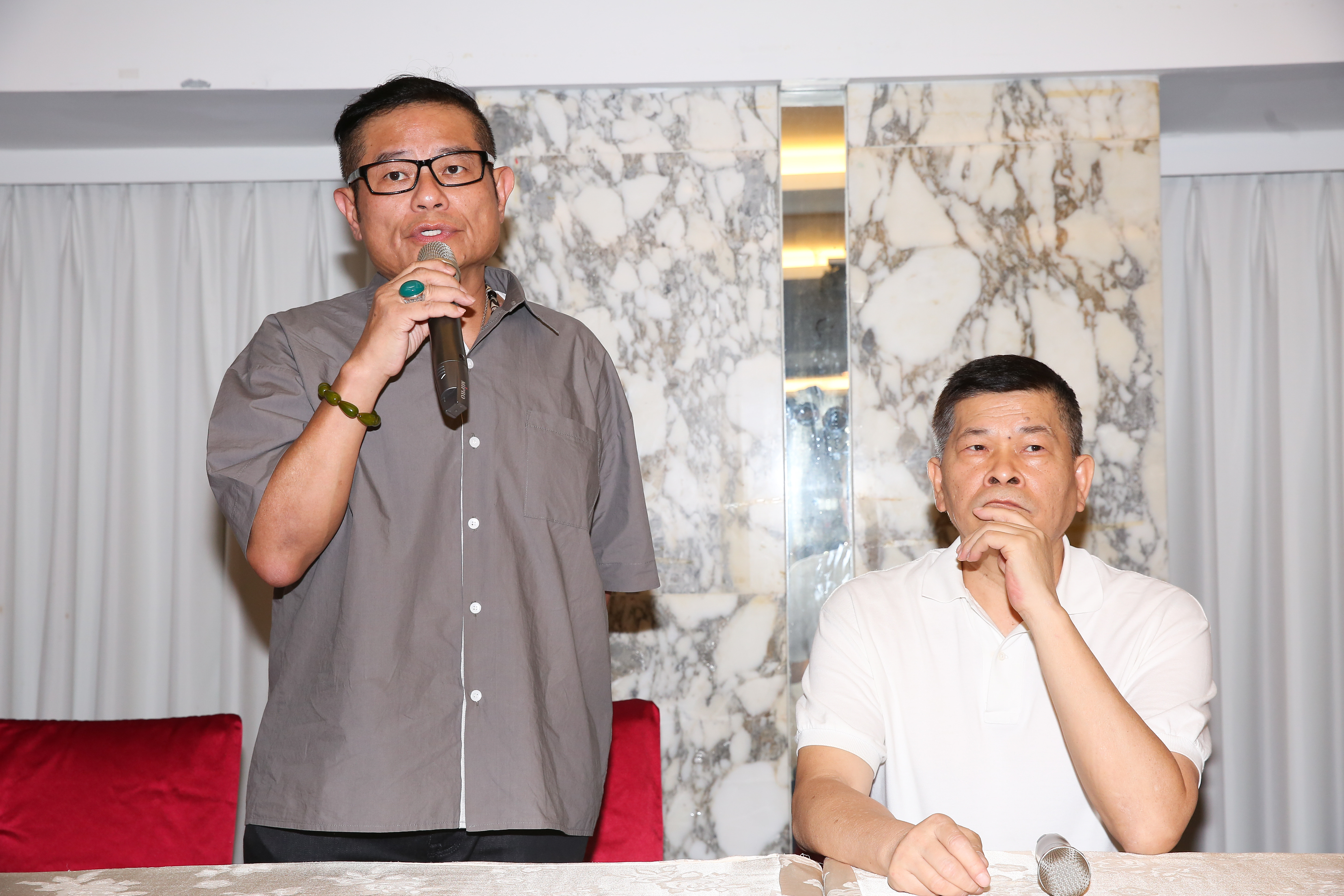 許效舜陪同師父澎恰恰召開記者會。