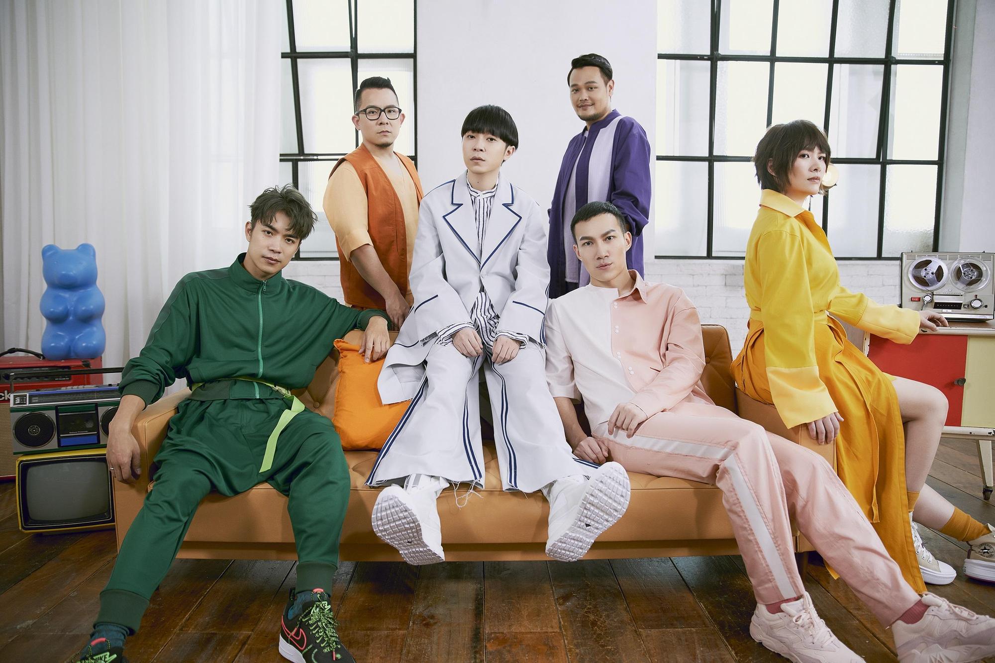 蘇打綠打掉重來的魚丁糸將發行全新單曲,左起:豕豆(家凱)、八女(小威)、日出(青峰)、可田(阿福)、金八(阿龔)、香我(馨儀)。(環球提供)
