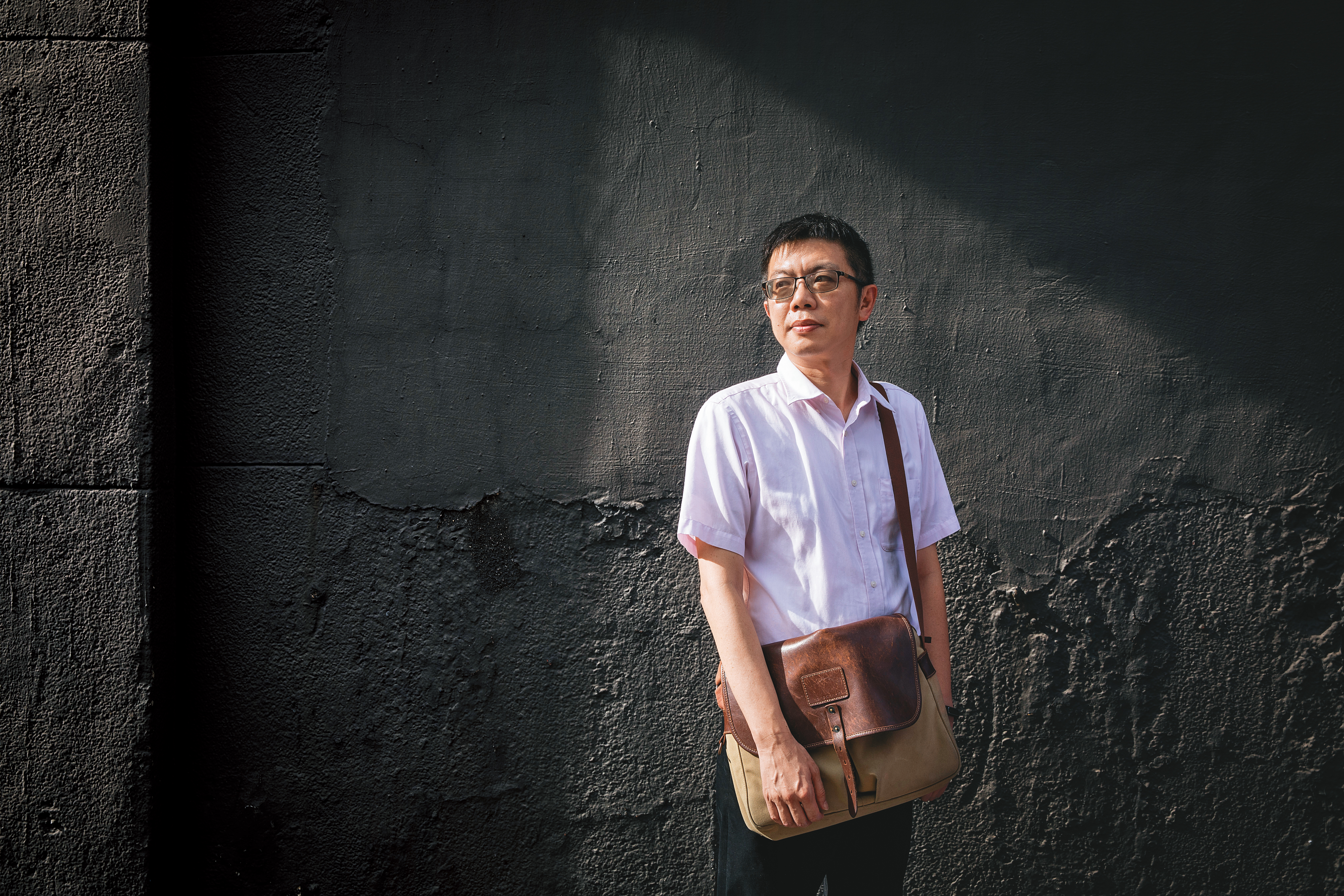 受訪這天，林恕暉的包裡放著他在1990年代因參與抗爭而遭起訴的文件，像是揣著一個祕密。