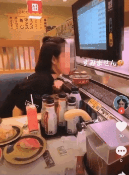 引起風波的舔壽司女性,是在日本就學的越南見習生。(翻攝《Zing News》)