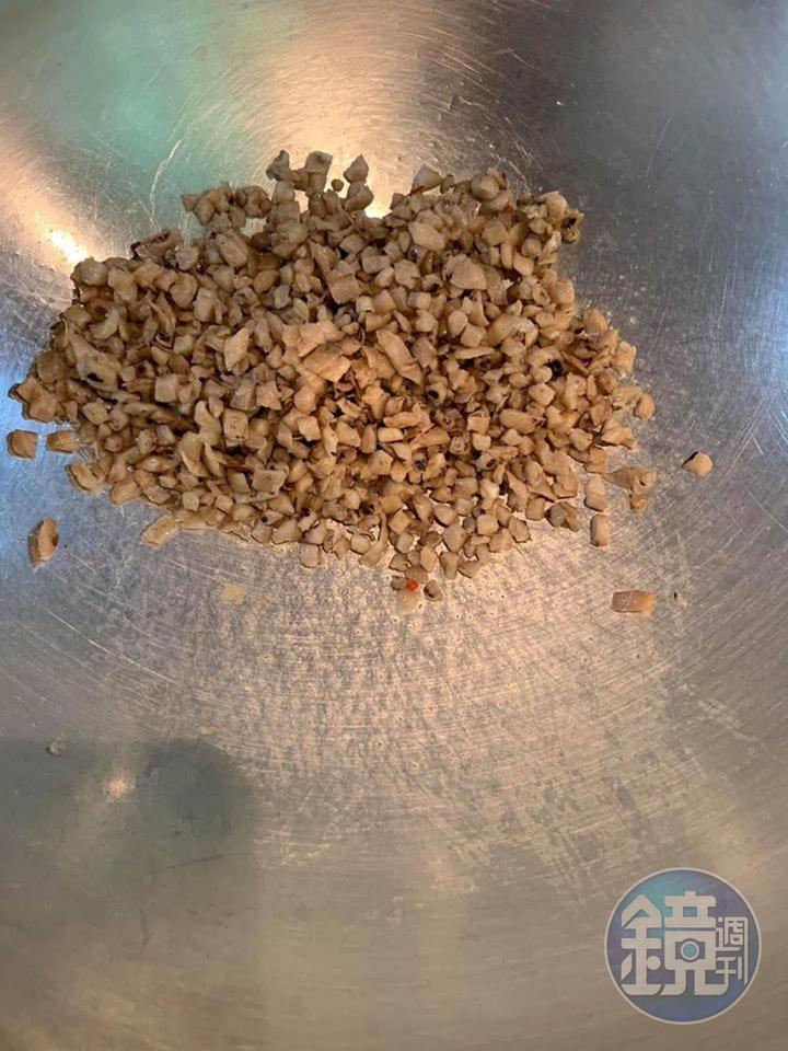 熱乾鍋，炒菜脯。