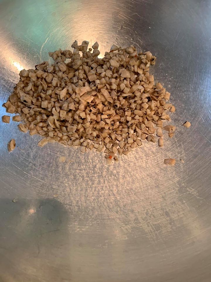熱乾鍋，炒菜脯。