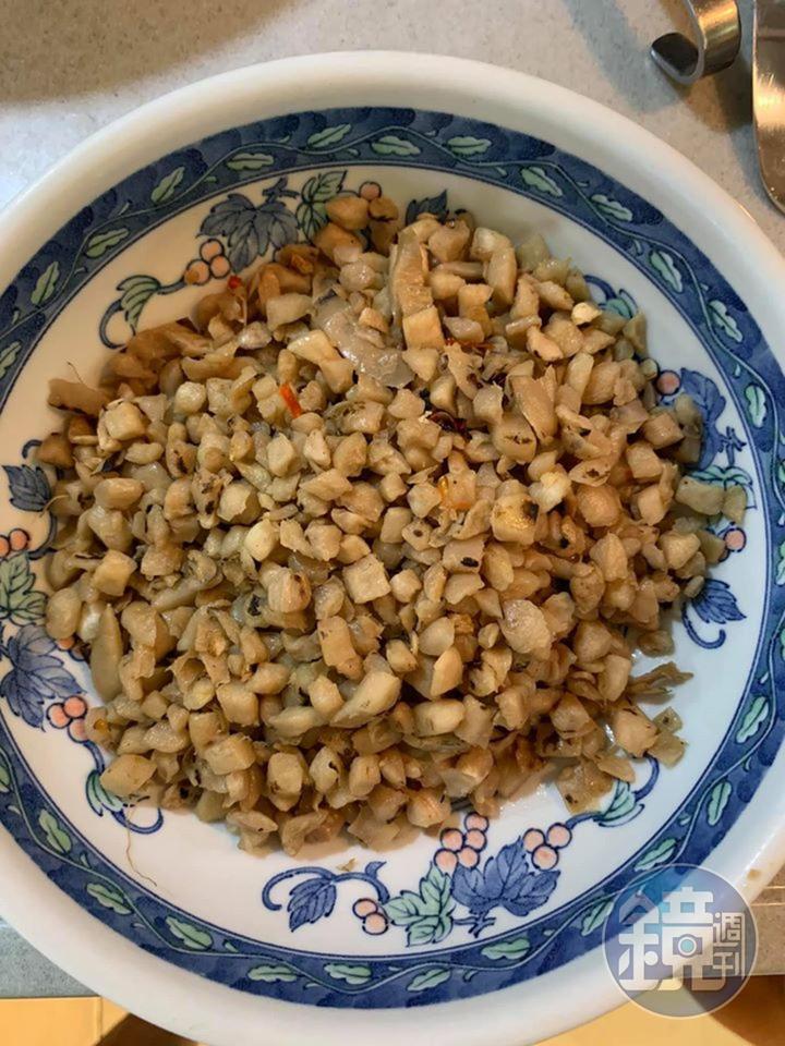 炒好的菜脯，放在一邊備用。