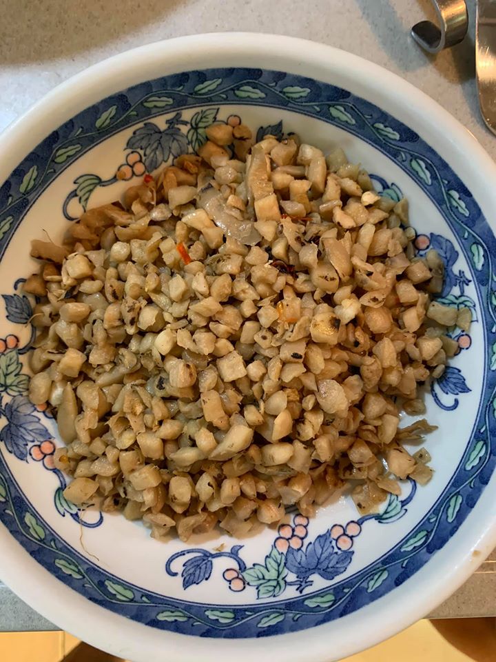 炒好的菜脯，放在一邊備用。