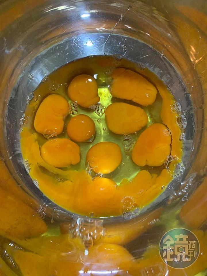 在鋼盆中打入10顆蛋。