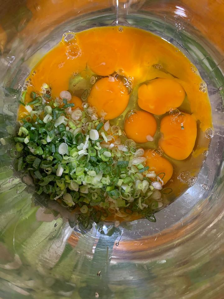 加入蔥花後，用力攪拌。