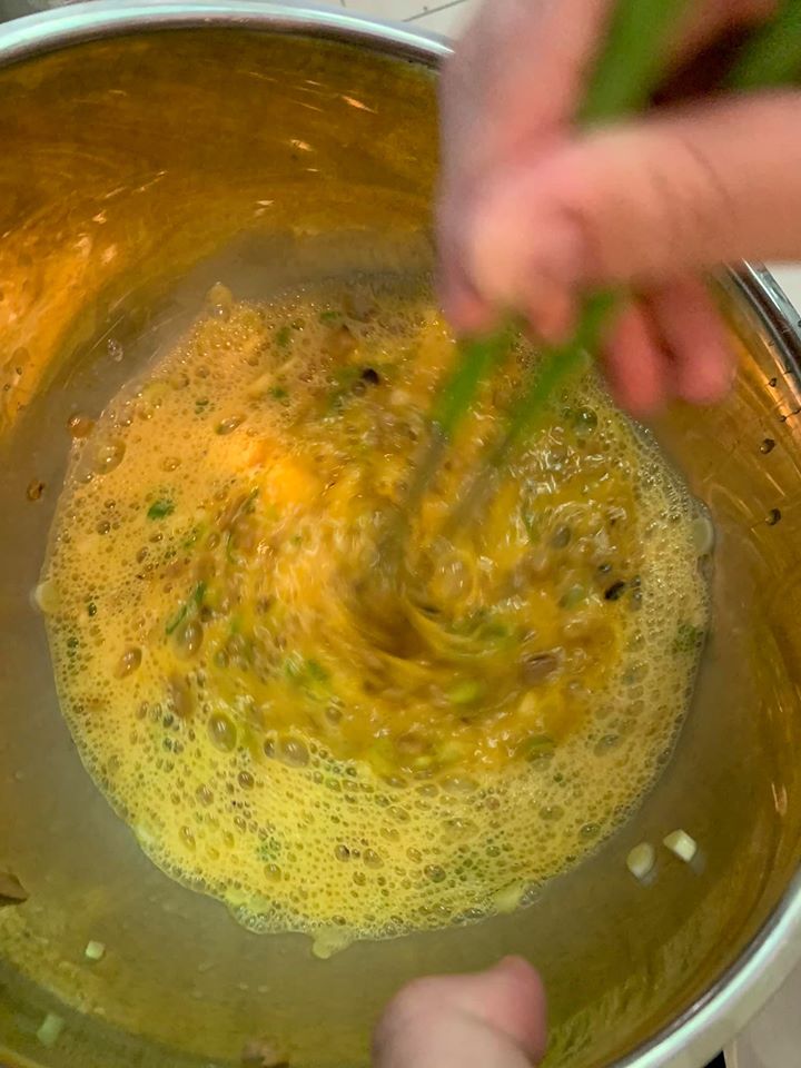 繼續急速攪拌蛋汁。