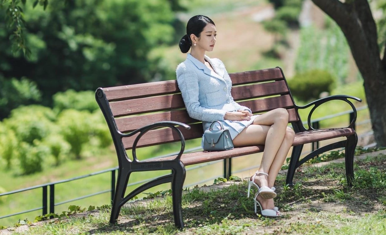 徐睿知一身淡藍色裙裝搭配同色系Iside手袋，優雅浪漫。（翻攝自tvN DRAMA）