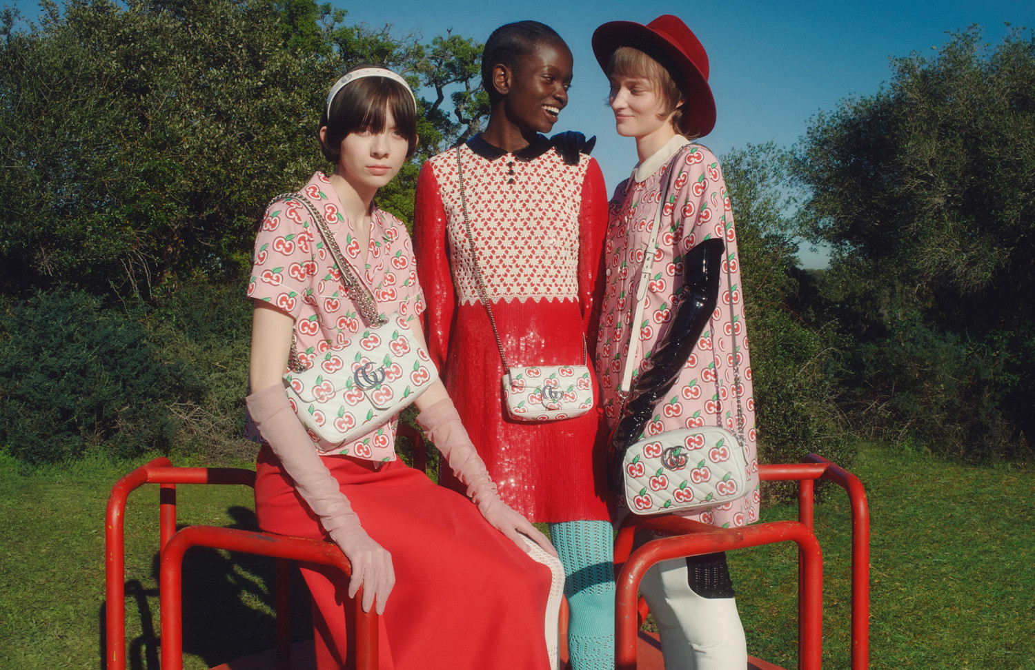 GUCCI七夕情人節特別系列，以雙G圖騰結合蘋果印花，散發清新活力與波普藝術精神。（GUCCI提供）