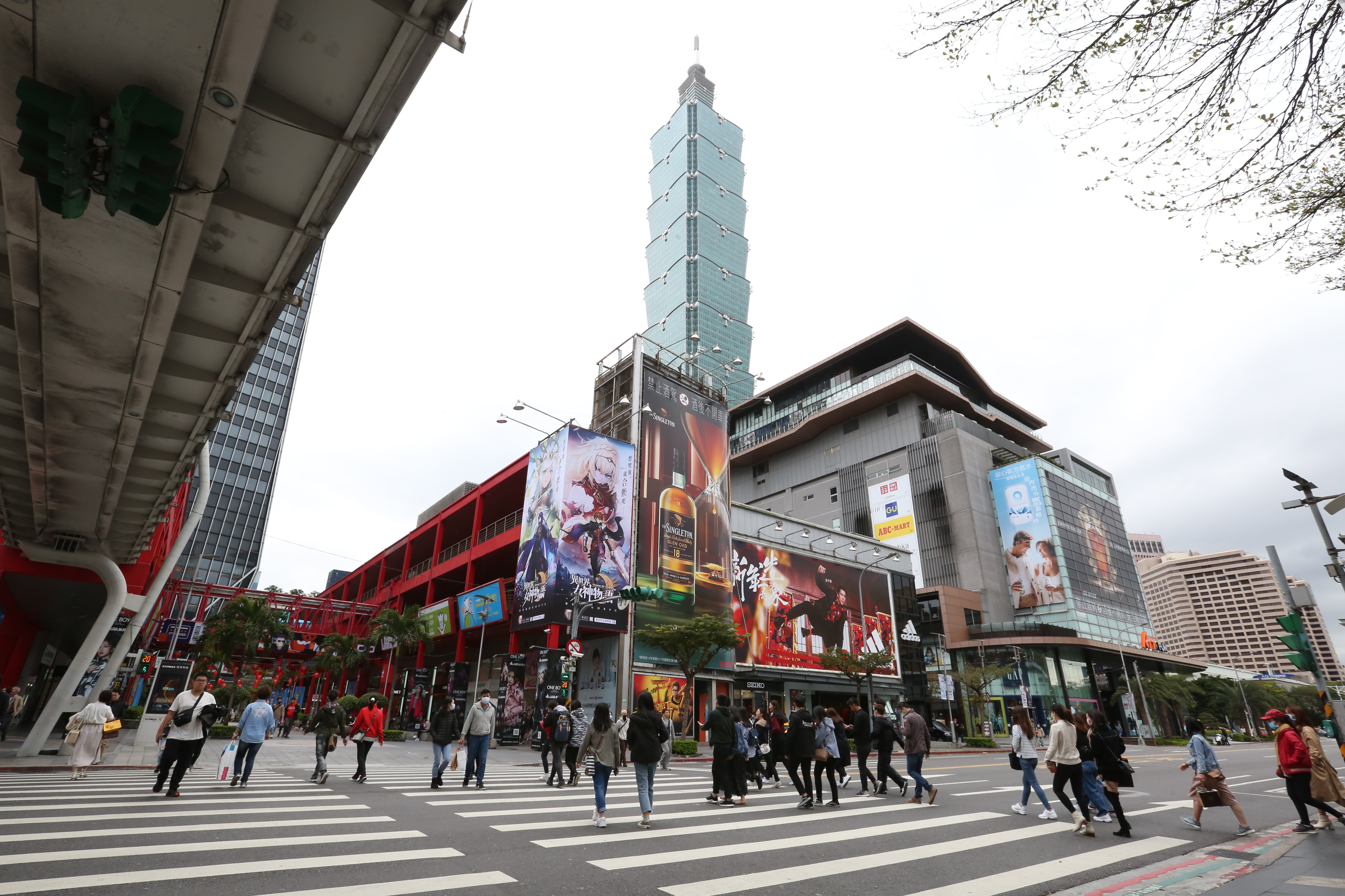 美國解除全球旅遊警示，台灣被列入染疫率極低的名單當中。圖為台北街景。