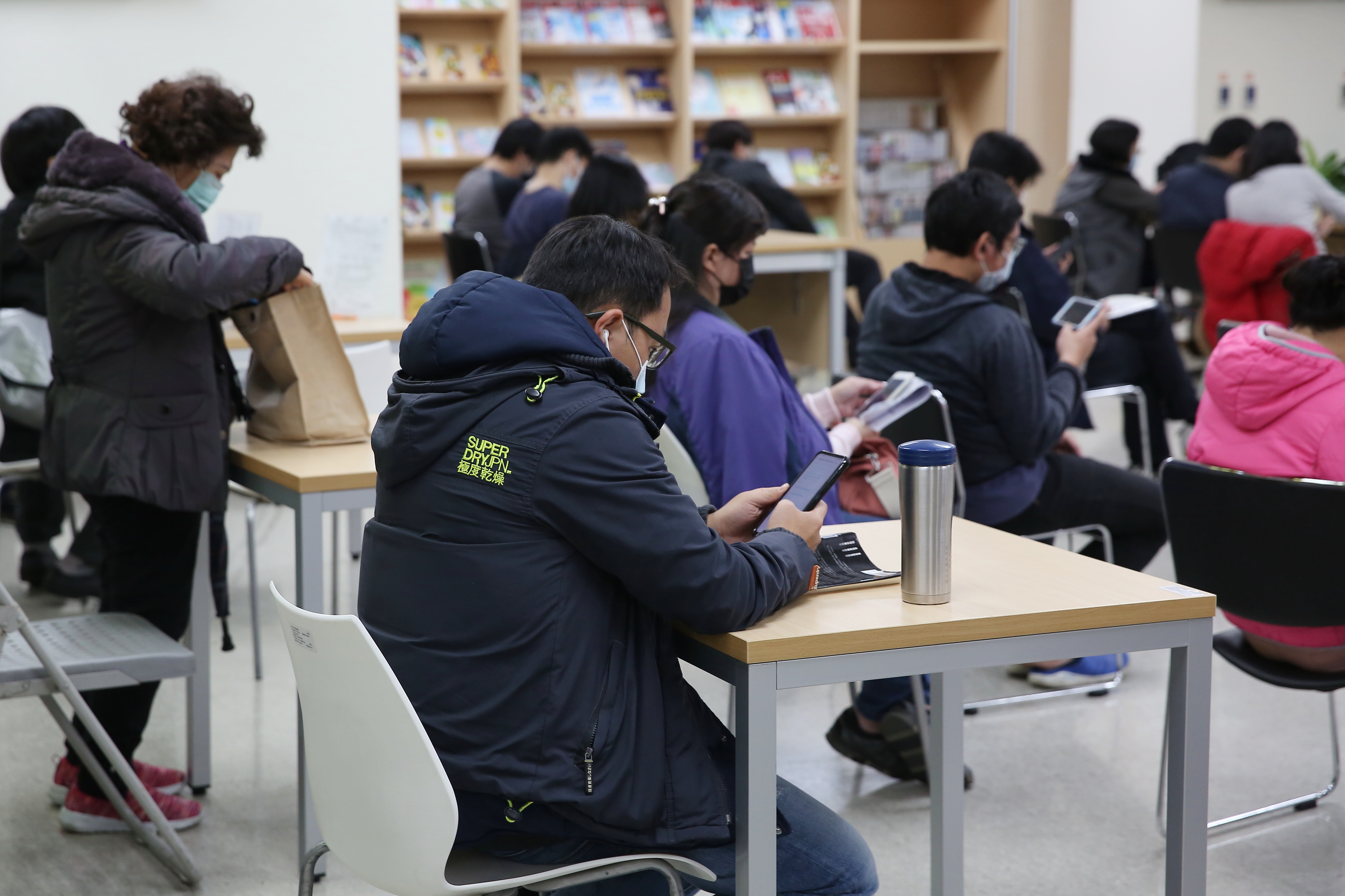 這名同事只工作了5天就離職，還是她媽媽打電話來講說要辭職，圖非當事人。