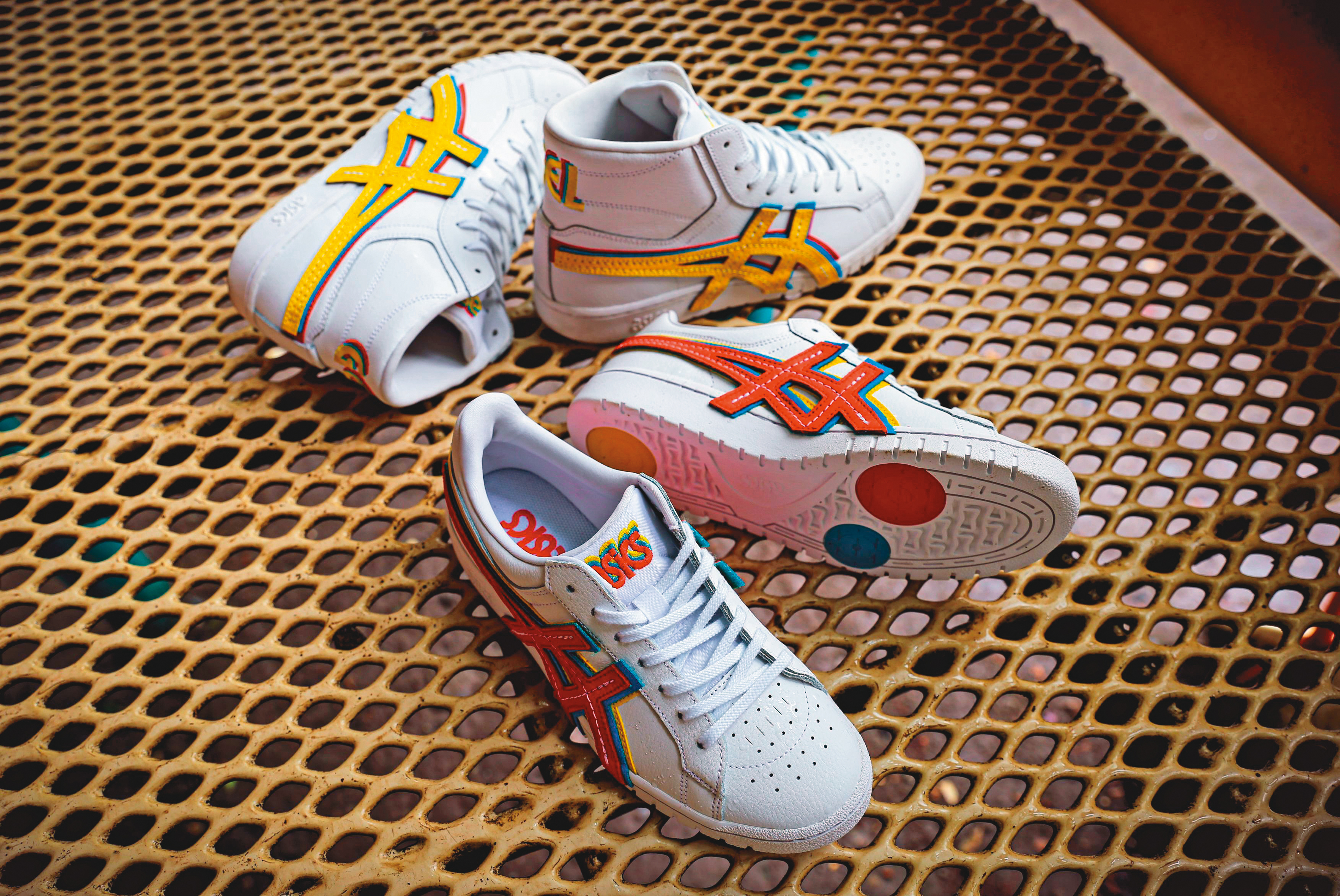 ASICS SportStyle運動休閒系列GEL-PTG 3 STRAND，以大Logo虎爪搭配繽紛撞色。高筒（上）NT$3,880、低筒（下）NT$3,580。（ASICS提供）
