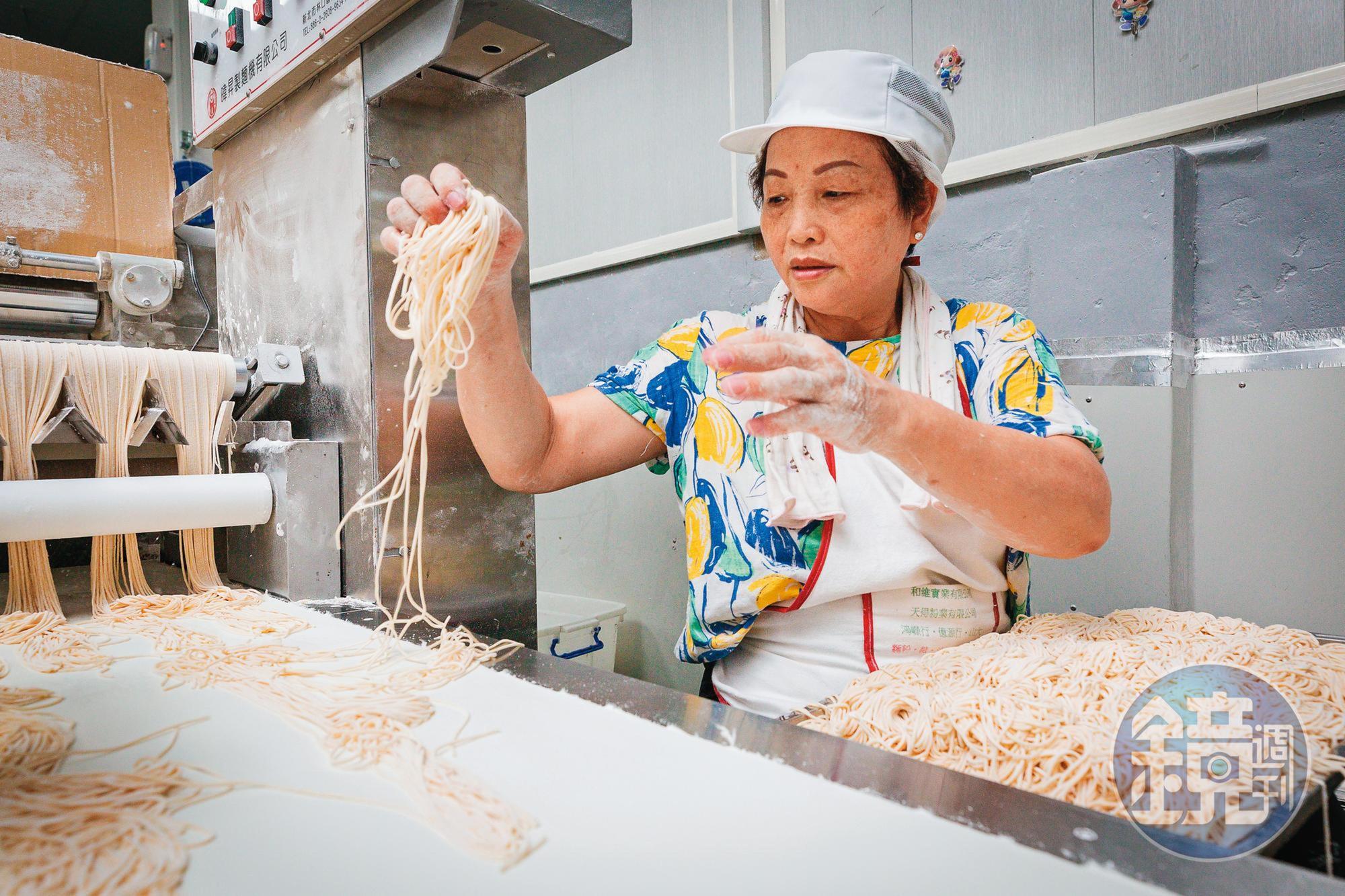 陳秀嬌是福昇食品的頭家娘，採訪這天因員工請假，她親自上陣，一雙手沒停下來過。