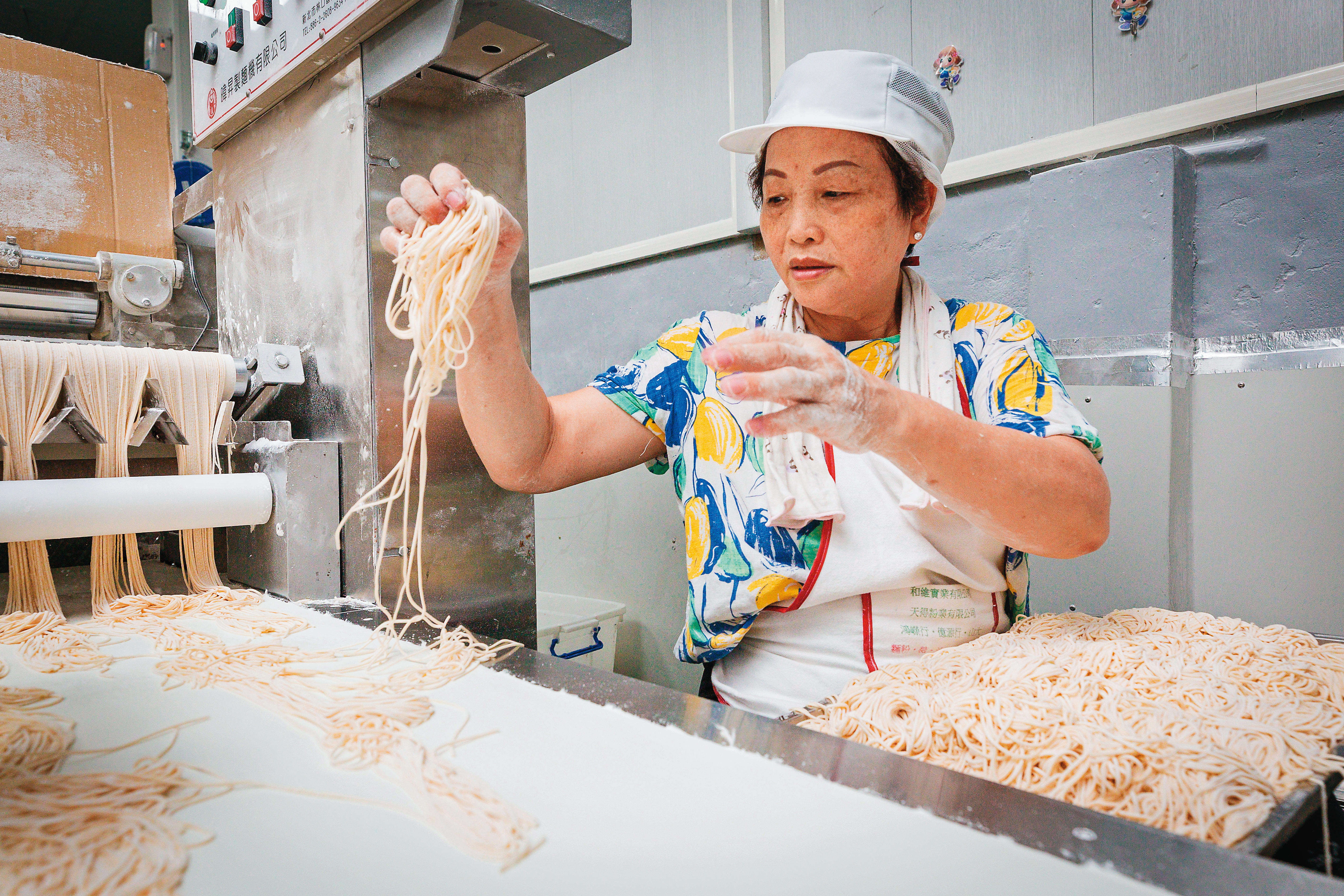 陳秀嬌是福昇食品的頭家娘，採訪這天因員工請假，她親自上陣，一雙手沒停下來過。