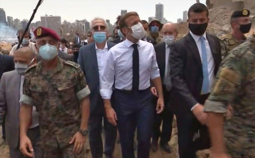 法國總統馬克宏訪視黎巴嫩受大爆炸影響的地區，被許多民眾陳情希望可以提供協助。（翻攝自推特）