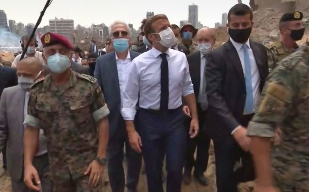 法國總統馬克宏訪視黎巴嫩受大爆炸影響的地區,被許多民眾陳情希望可以提供協助。(翻攝自推特)