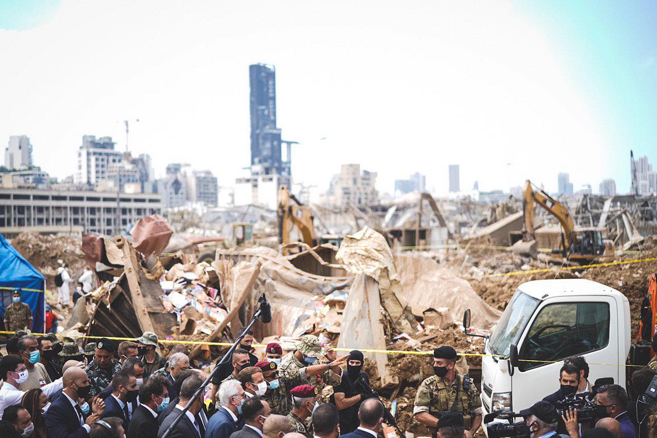 法國總統馬克宏訪視黎巴嫩受大爆炸影響的地區，被許多民眾陳情希望可以提供協助。（翻攝自馬克宏臉書）