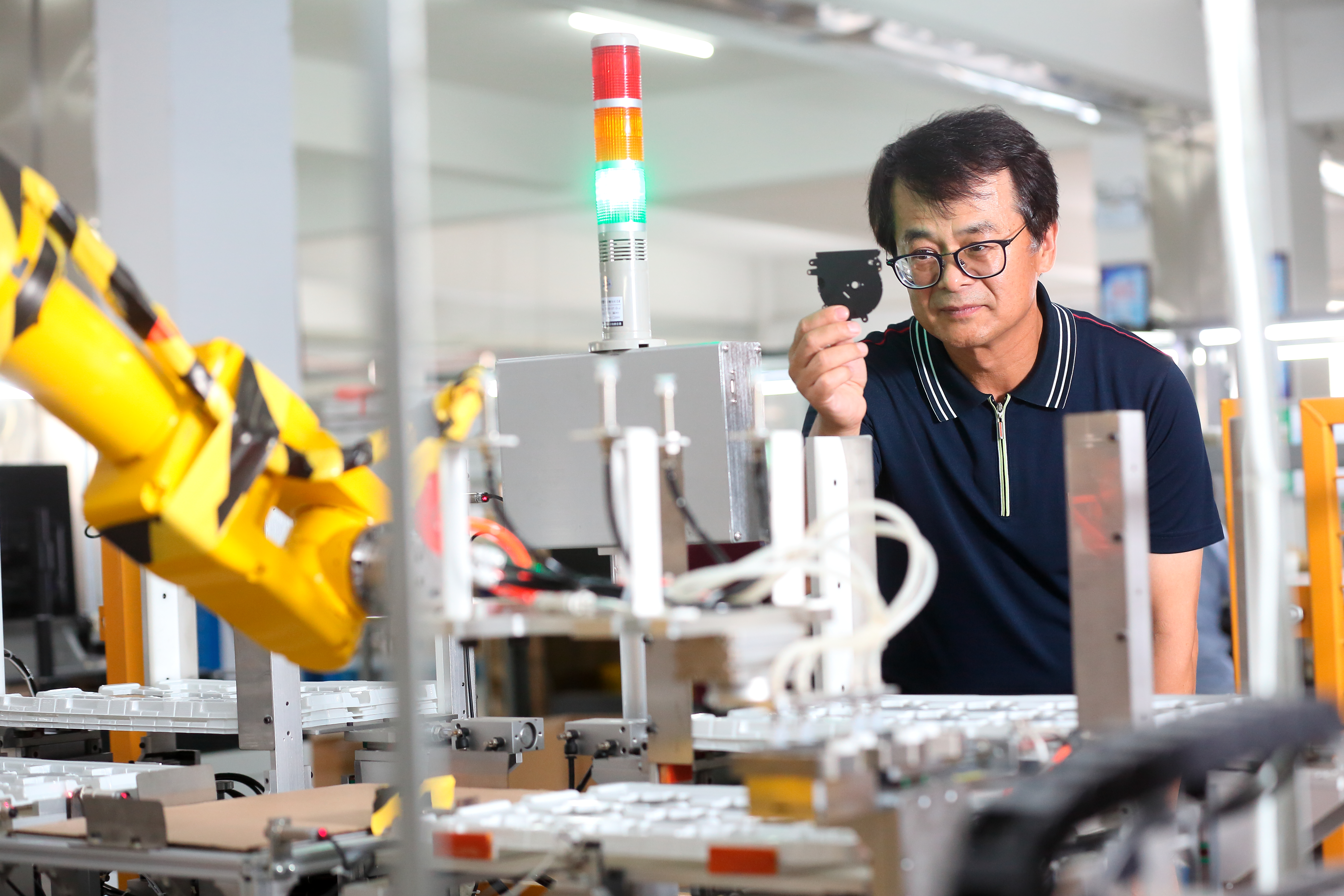 許振焜從小彈簧公司業務起家，因市場嗅覺敏銳，以客製化與自動化帶領公司轉型，切入筆電散熱機構件，打進蘋果供應鏈。