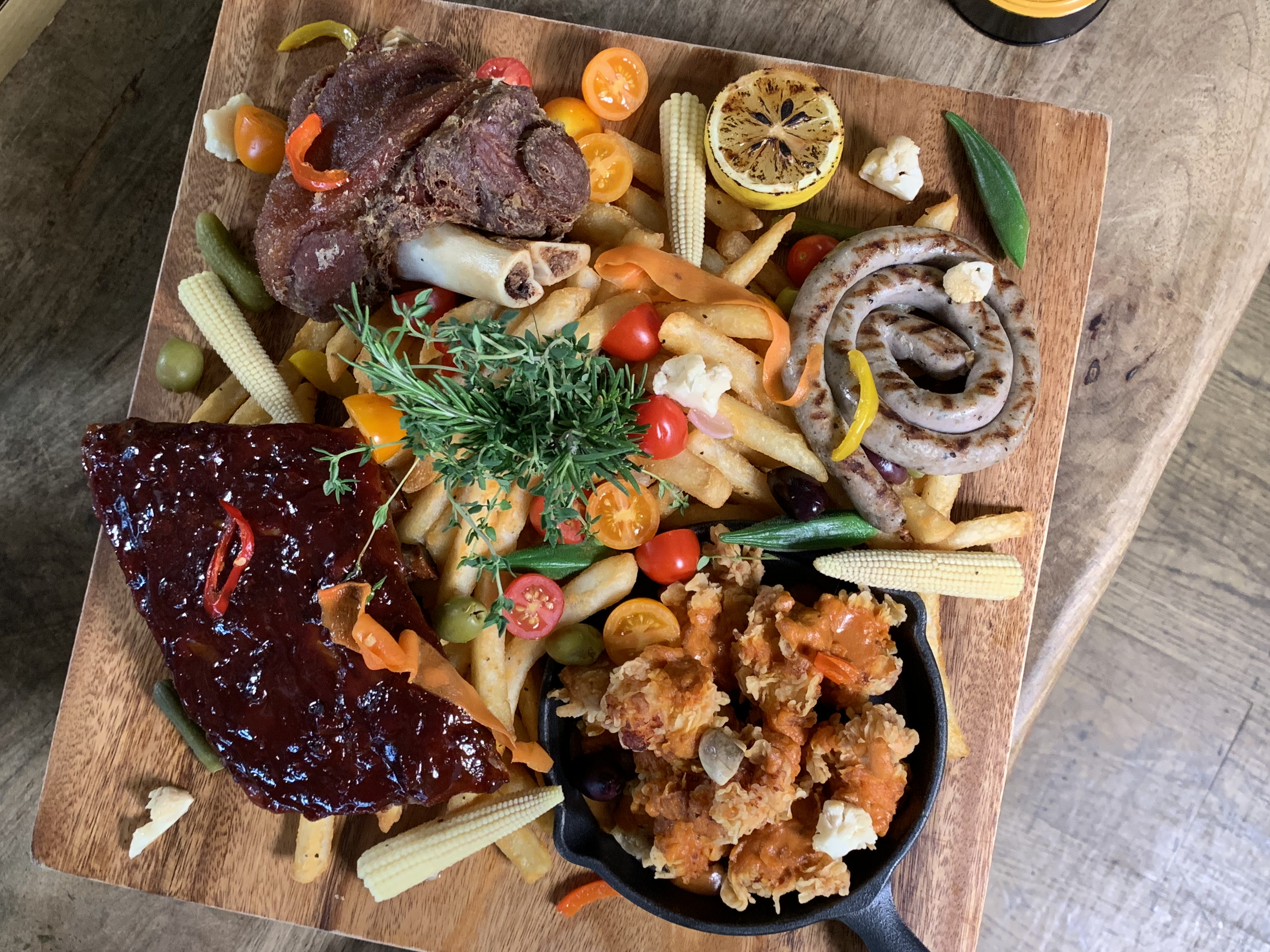 「台北西門町意舍酒店」的「吃吧餐廳」，推出分量十足的新菜吸引潮男潮女，圖中為「一起吃吧！無肉不歡大拼盤」。（1,280元／份）