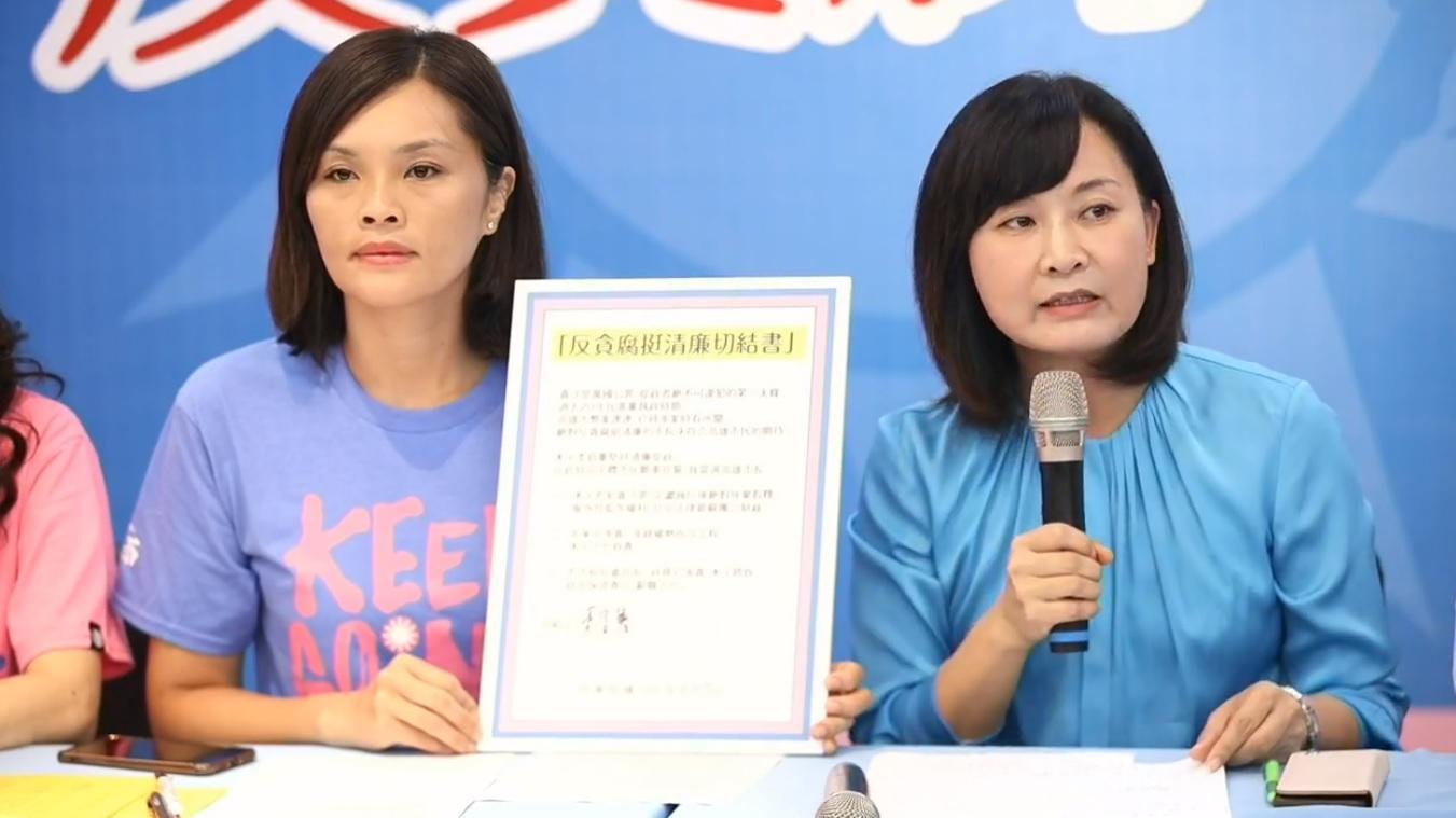 李眉蓁(左)今(7)日舉行「反貪腐挺清廉」記者會,現場簽下切結書,允諾若當上市長犯貪汙罪會放棄假釋。(翻攝自李眉蓁臉書直播)