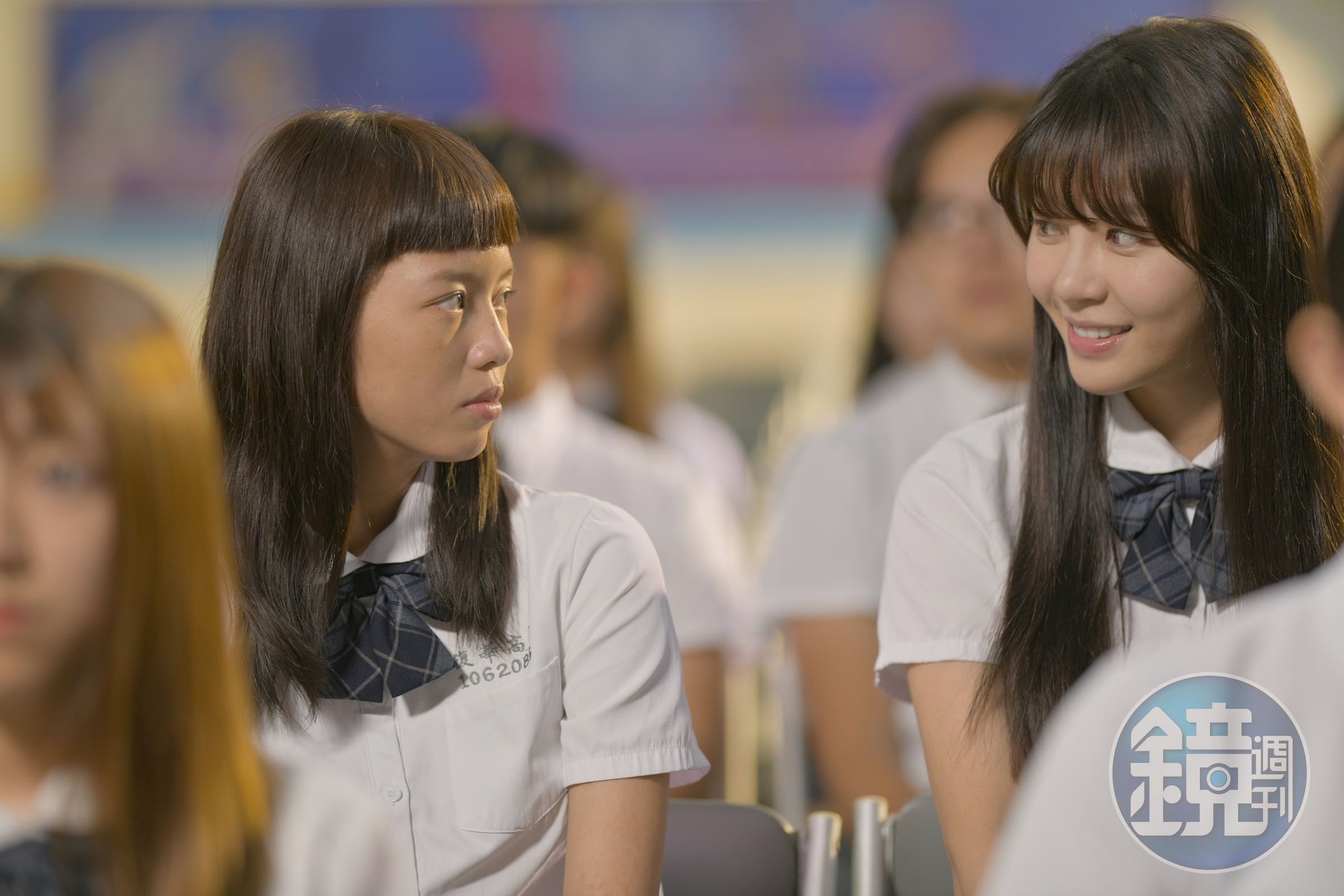 《哈囉少女》允蘅剛剛轉學來到新學校，馬上受到校園風雲人物可茜的拉攏。 （双喜電影提供）