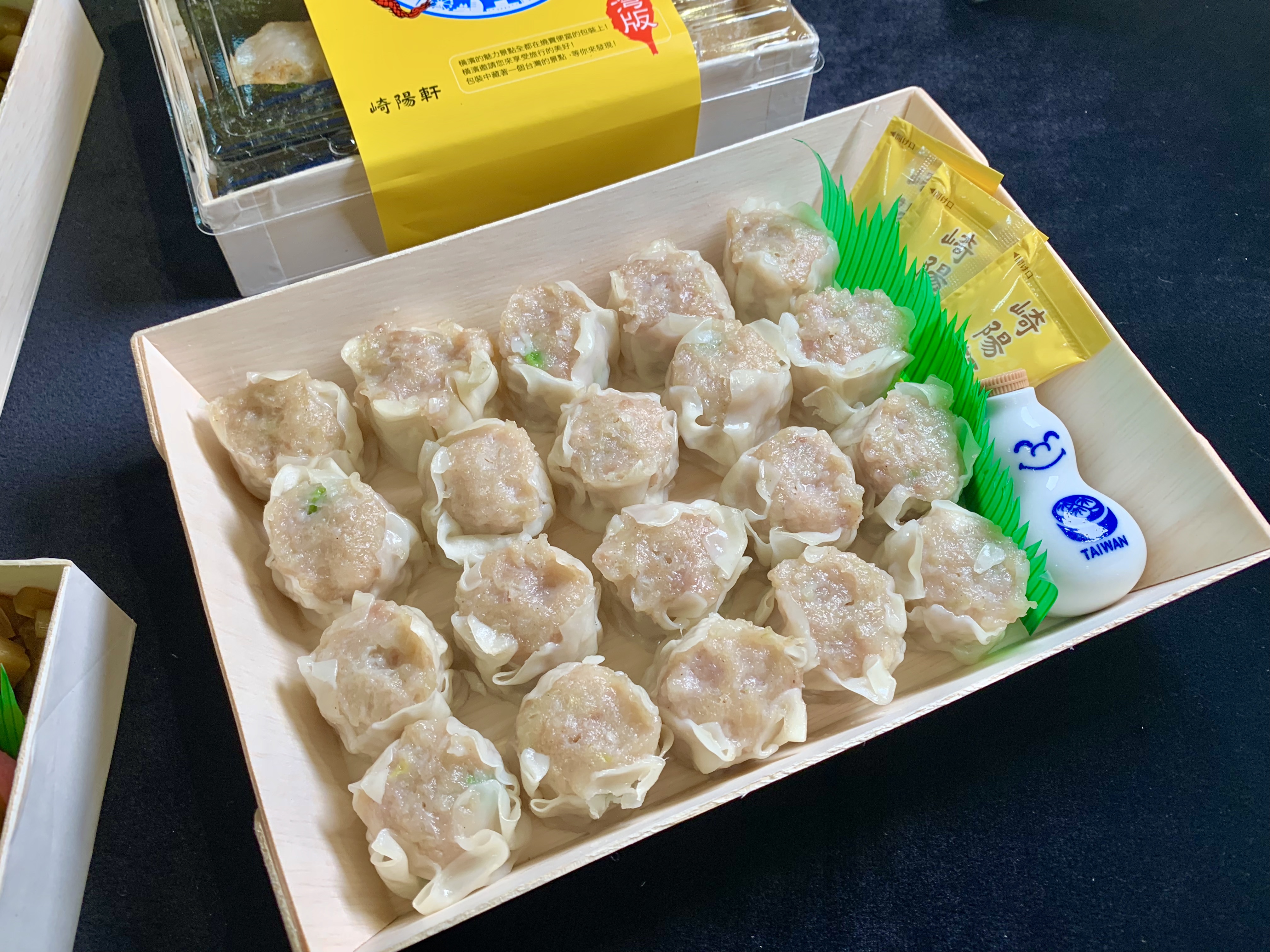 「傳統燒賣」皮薄軟Ｑ，肉餡加了北海道干貝，滋味鹹鮮，放涼吃，皮也不會乾硬。（360元／20個）