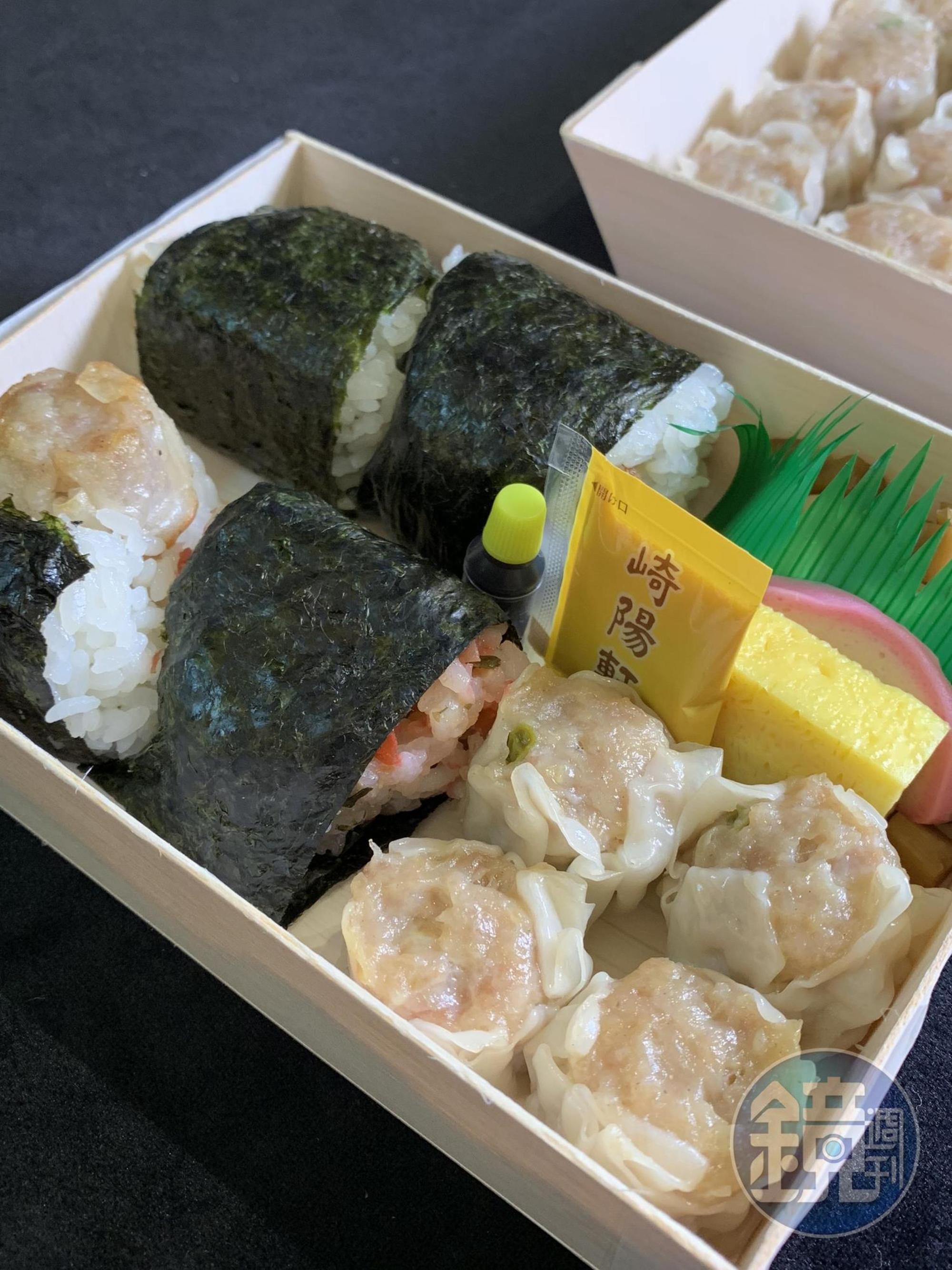 「飯糰燒賣便當」除了燒賣，還有飯糰、玉子燒、魚板，適合食量大、怕吃不飽的男生。（195元／個）