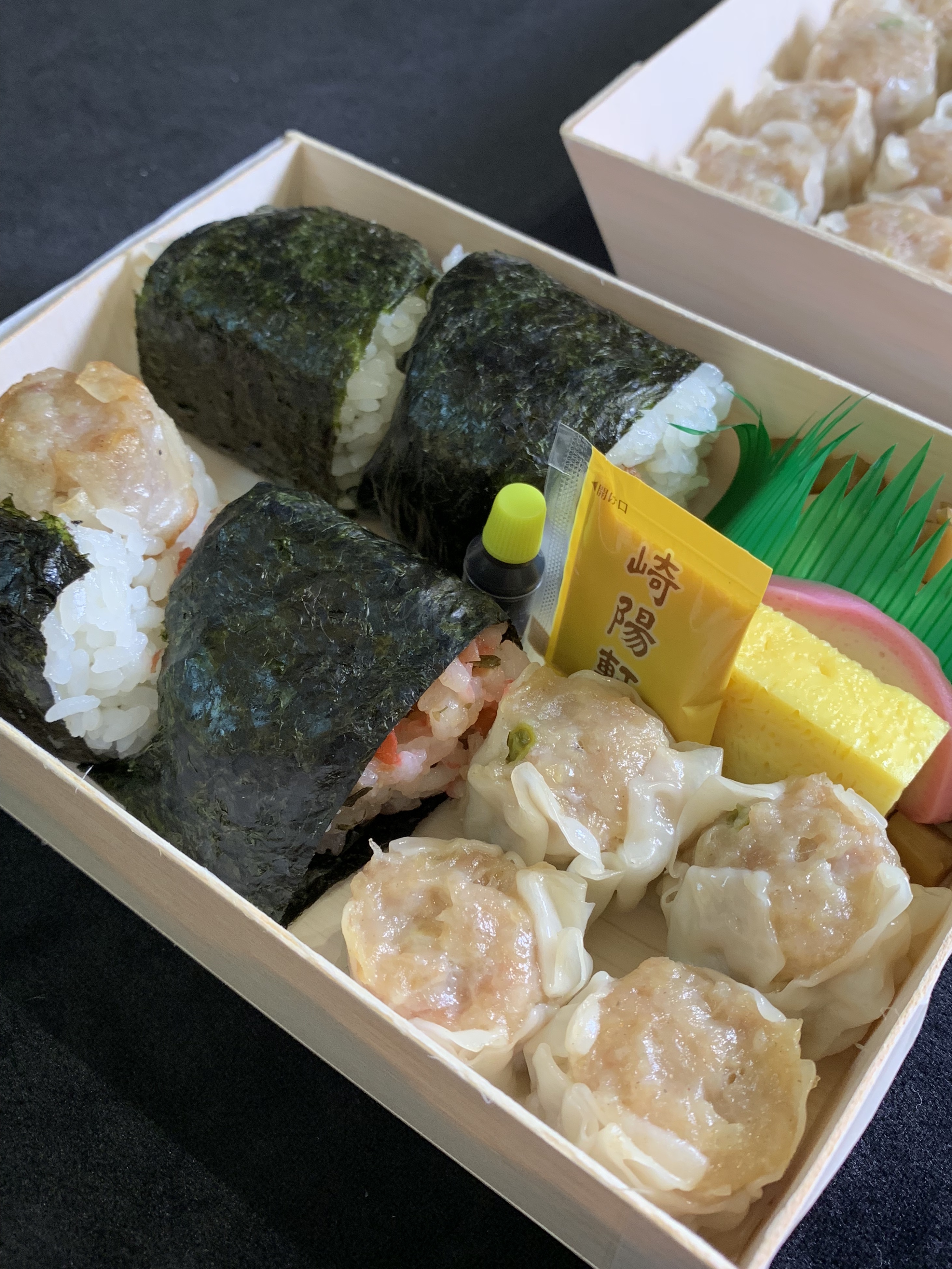 「飯糰燒賣便當」除了燒賣，還有飯糰、玉子燒、魚板，適合食量大、怕吃不飽的男生。（195元／個）