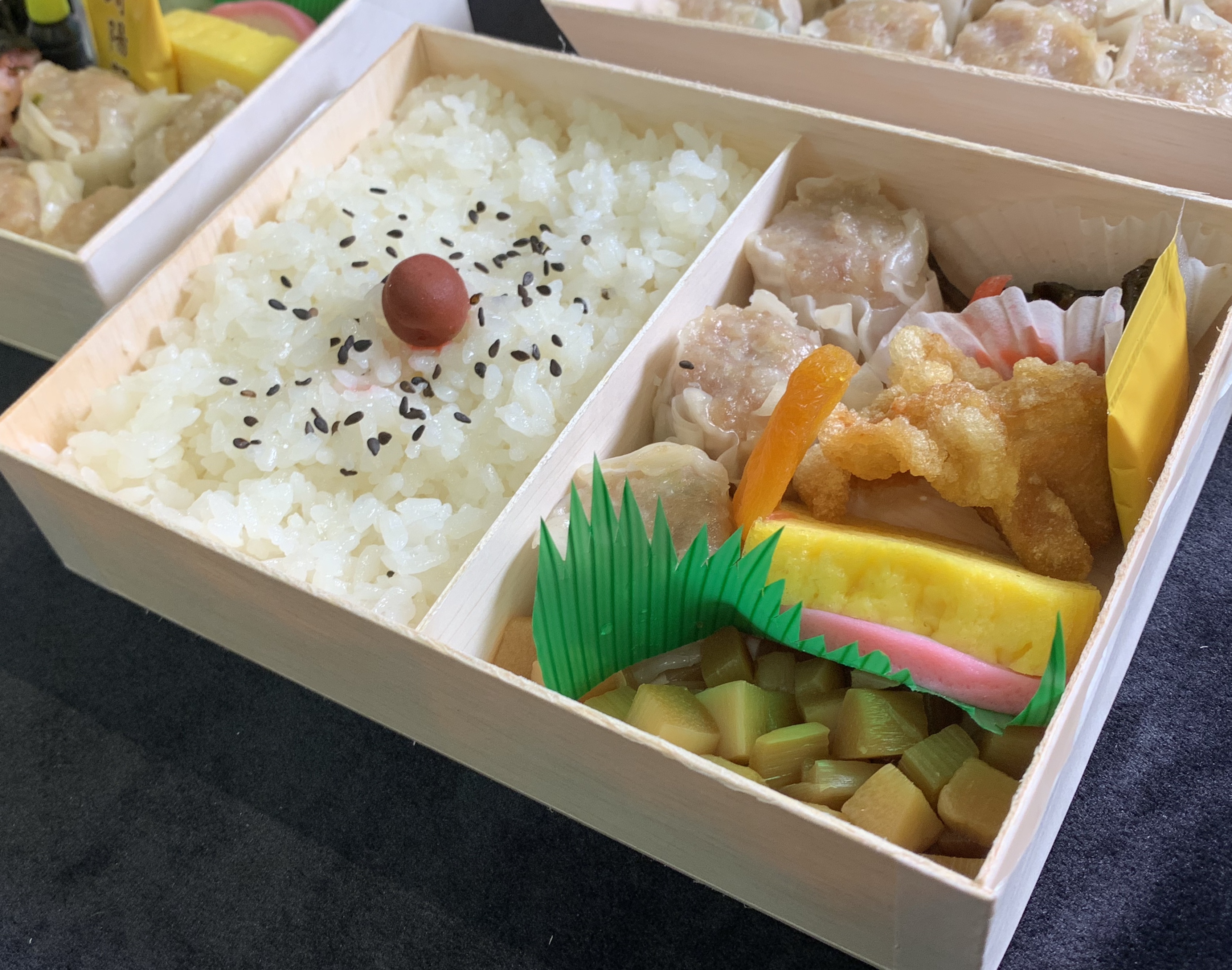 「燒賣便當」內含燒賣、日式炸雞、玉子燒及竹筍丁。（175元／個）